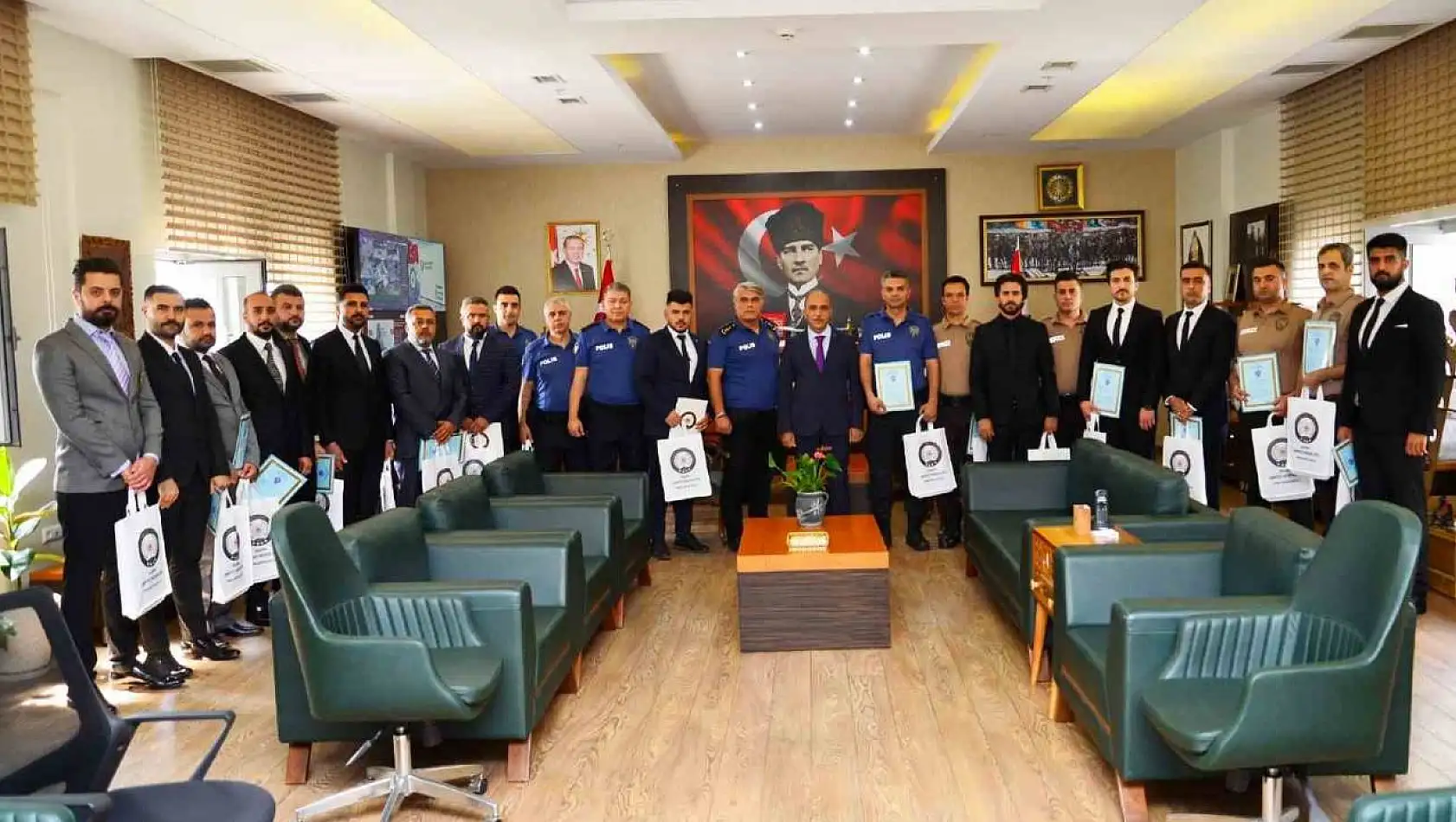 Adana'da el bombası ele geçiren polis ve bekçilere 'Üstün Başarı' belgesi verildi