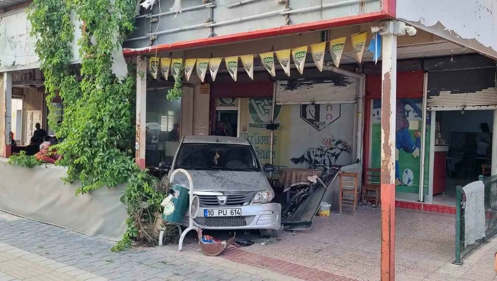 Fren yerine gaz pedalına basınca, 1'i ağır 5 kişi yaralı