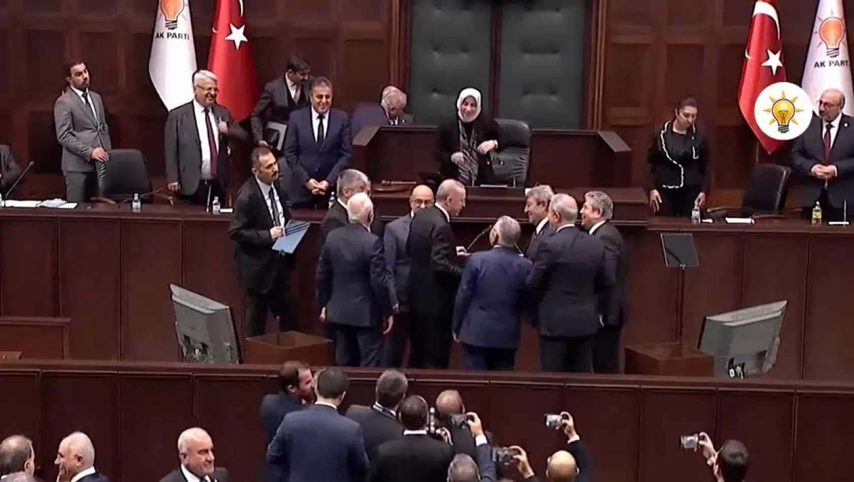 AK Parti Kayseri İl Başkanı Üzüm'ün neden Ataş'a parti rozeti takıldığı an fotoğrafta yer almadığı ortaya çıktı!