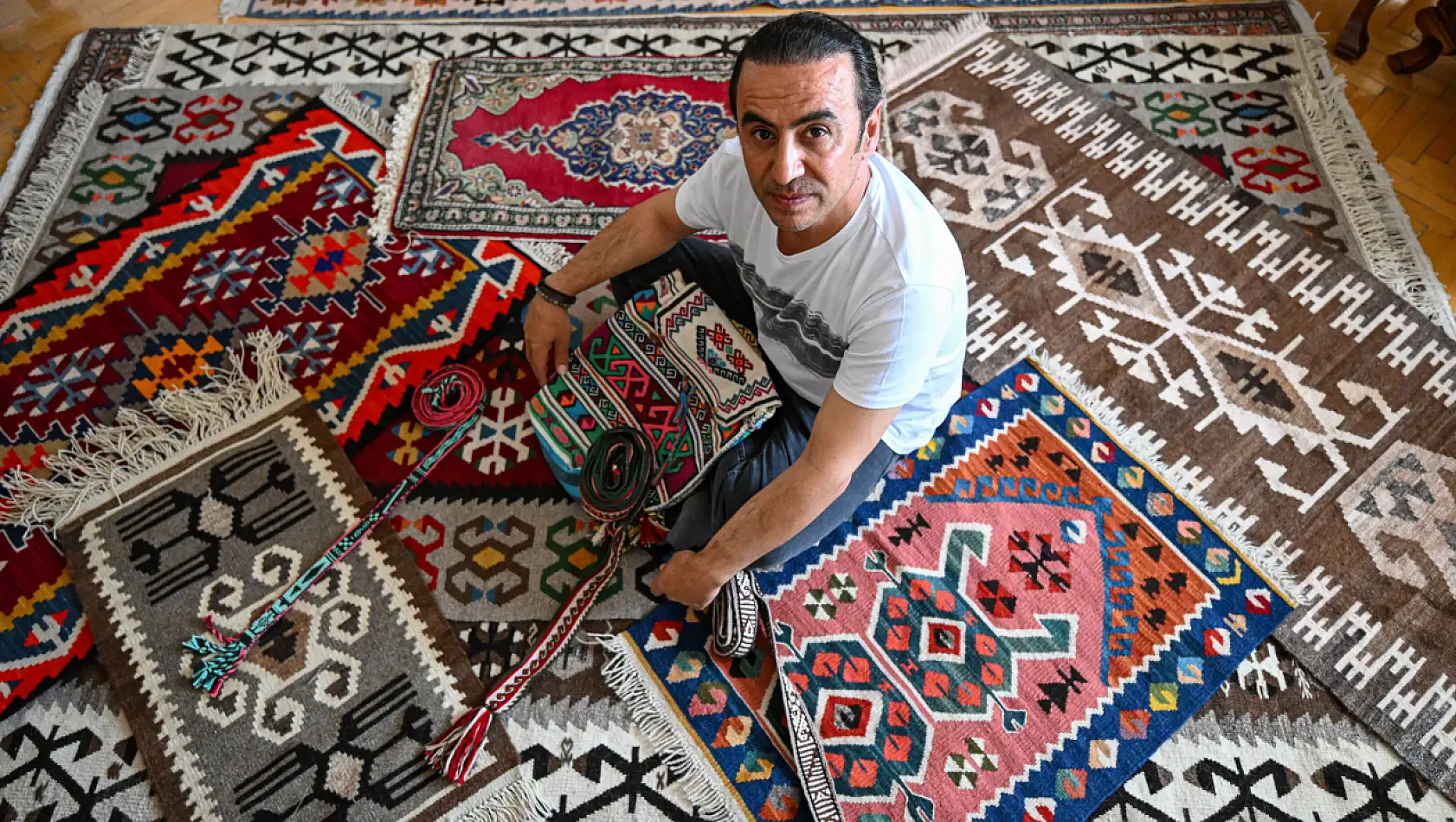 Anne karnında kirkit dinledi, kilim ustası oldu