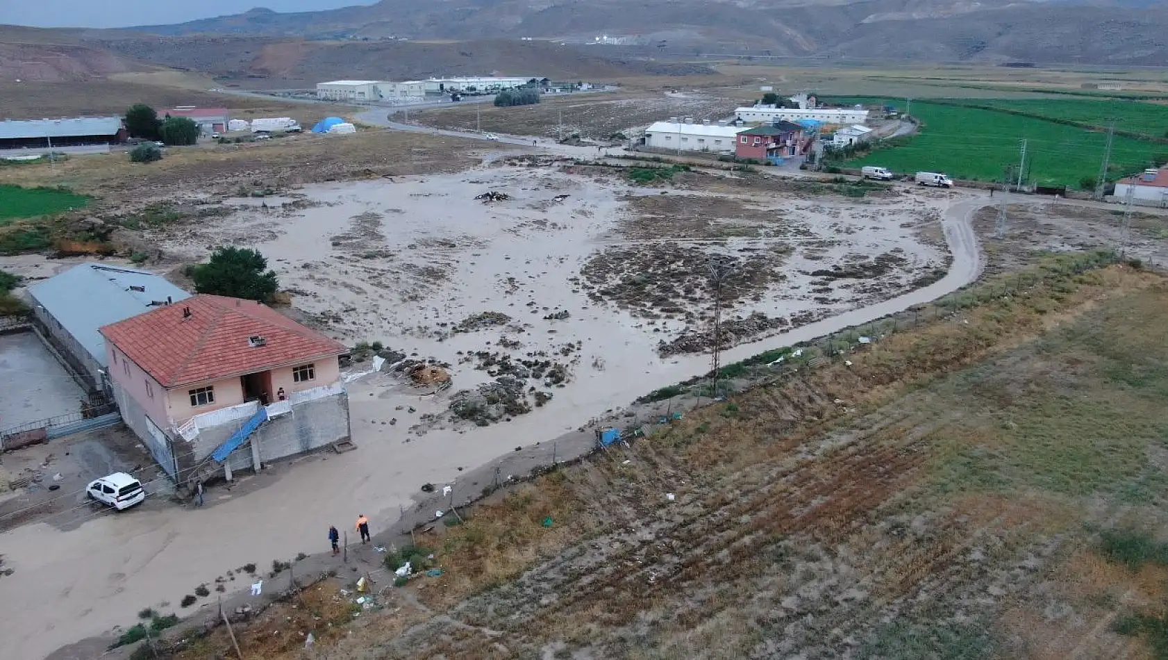 Aşırı yağmur sonucu 2 vatandaş mahsur kaldı