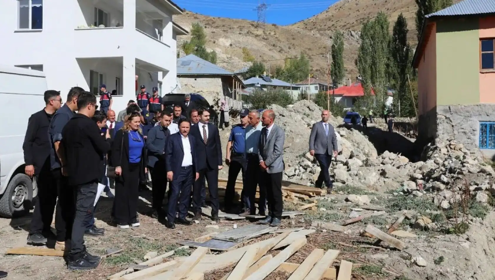 Asrın felaketinde evleri ağır hasar almıştı. Yeni evlerinde bakın kimleri misafir ettiler