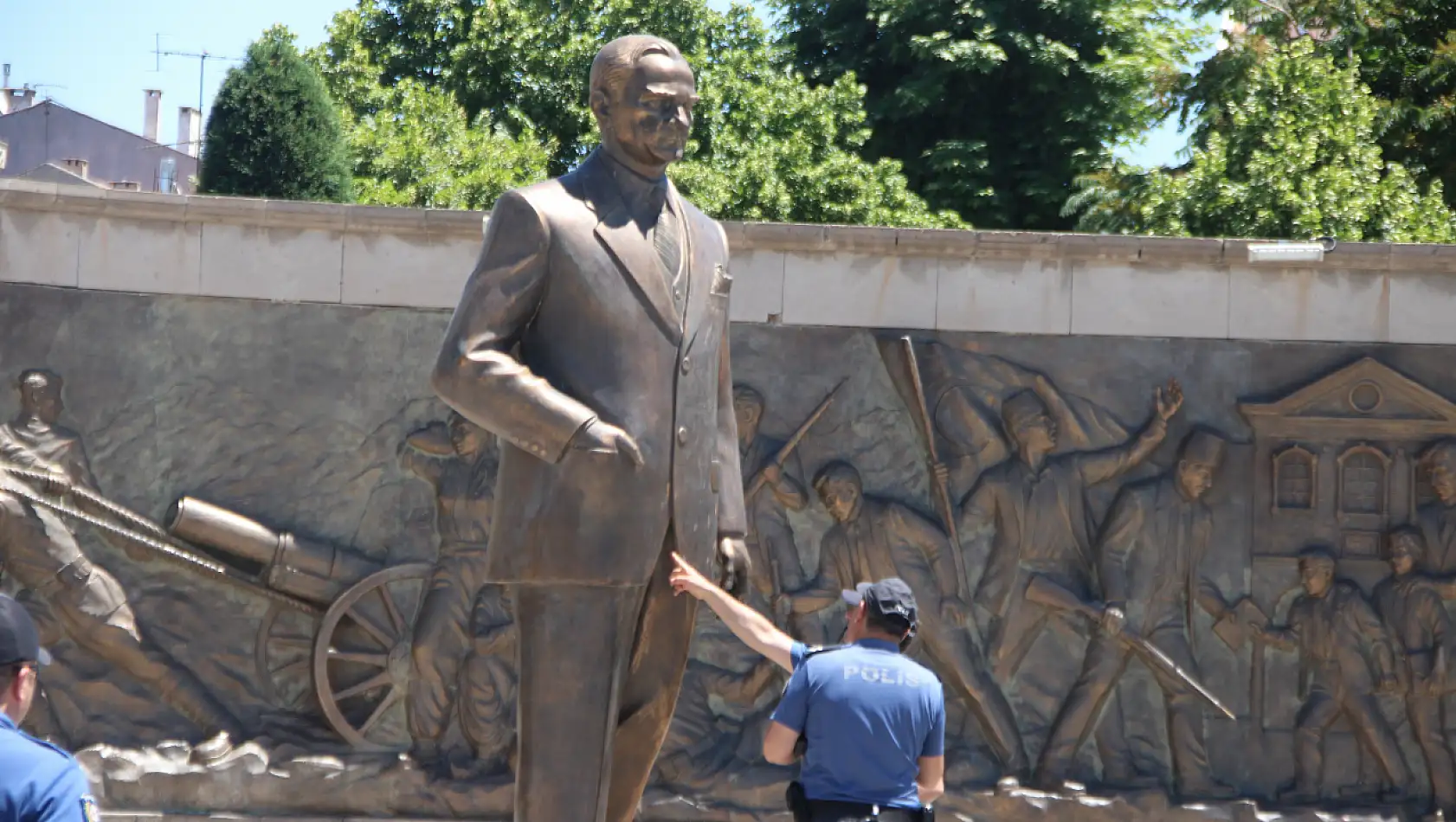 Atatürk heykeline saldıranlar için istenen ceza belli oldu