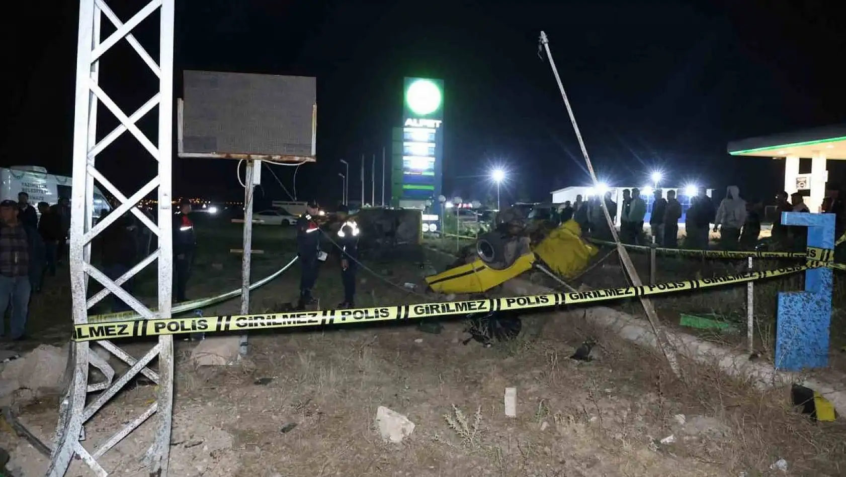 Aydınlatma direğine çarpan araç ikiye bölündü!