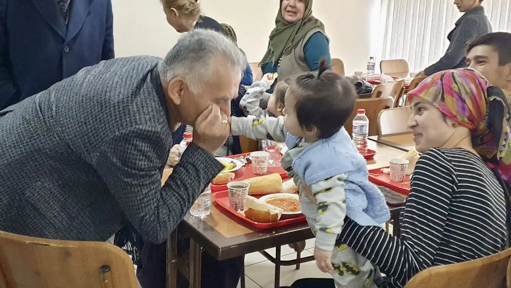 Büyükkılıç, depremzedeleri ziyaret edip, çocuklarla ilgilendi