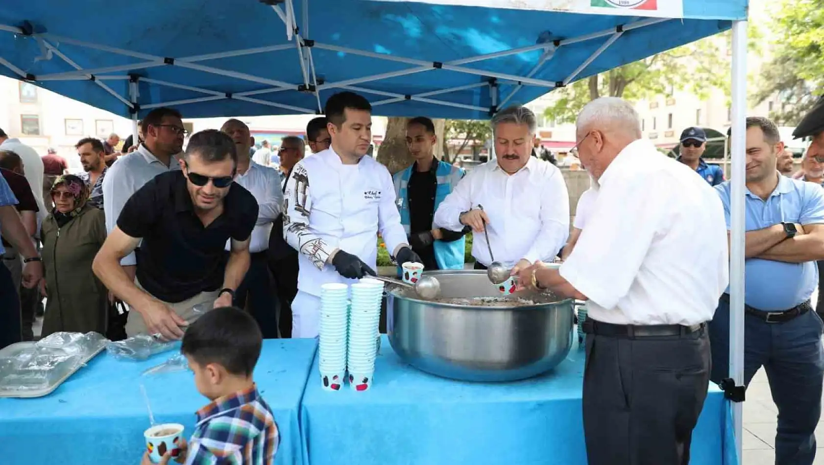 Kayseri'de aşure ikramı