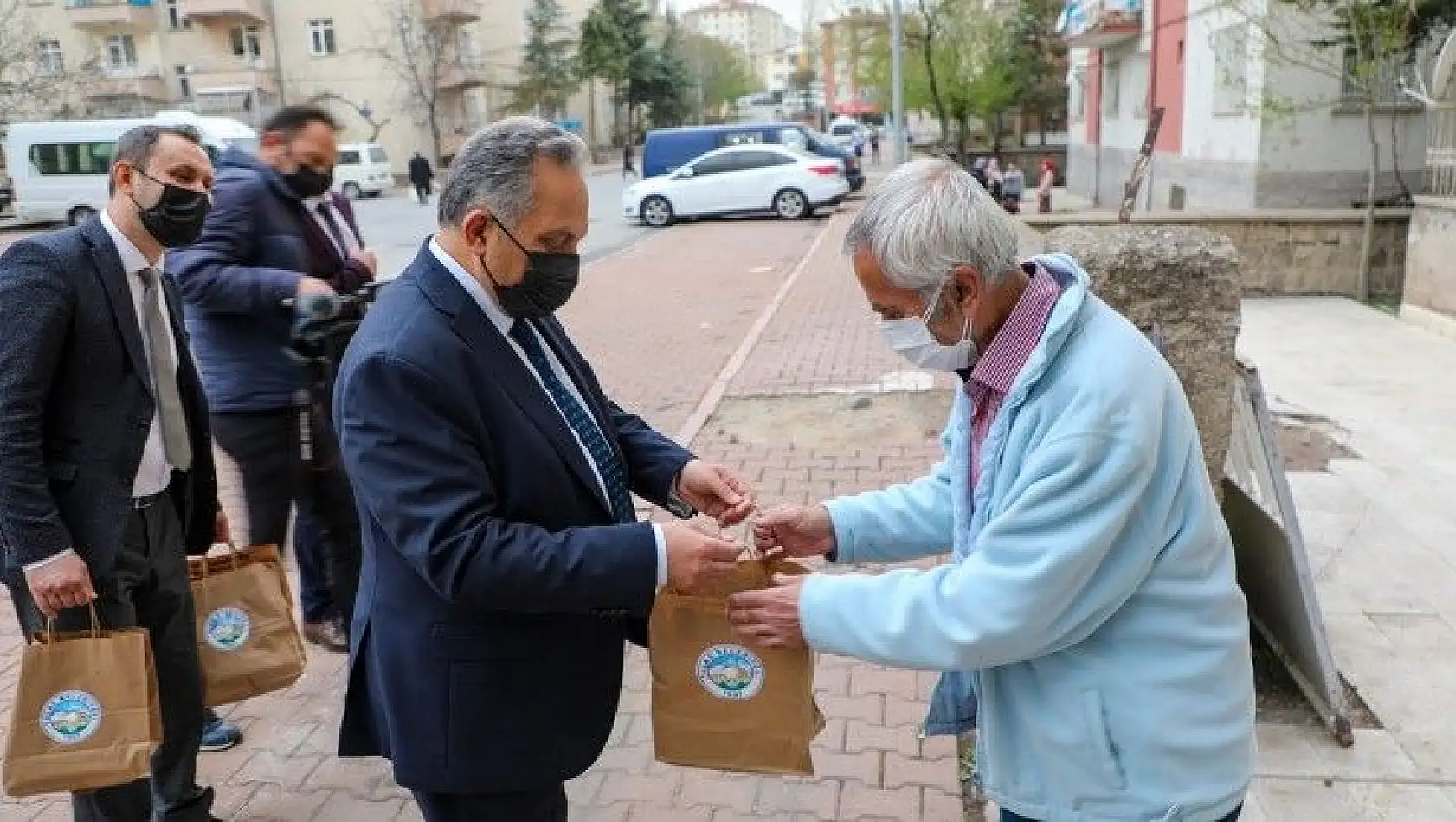 Başkan Yalçın'dan tatlı ikramı