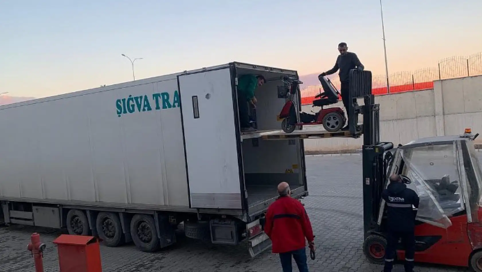 Bir TIR dolusu Kayseri'ye geldi