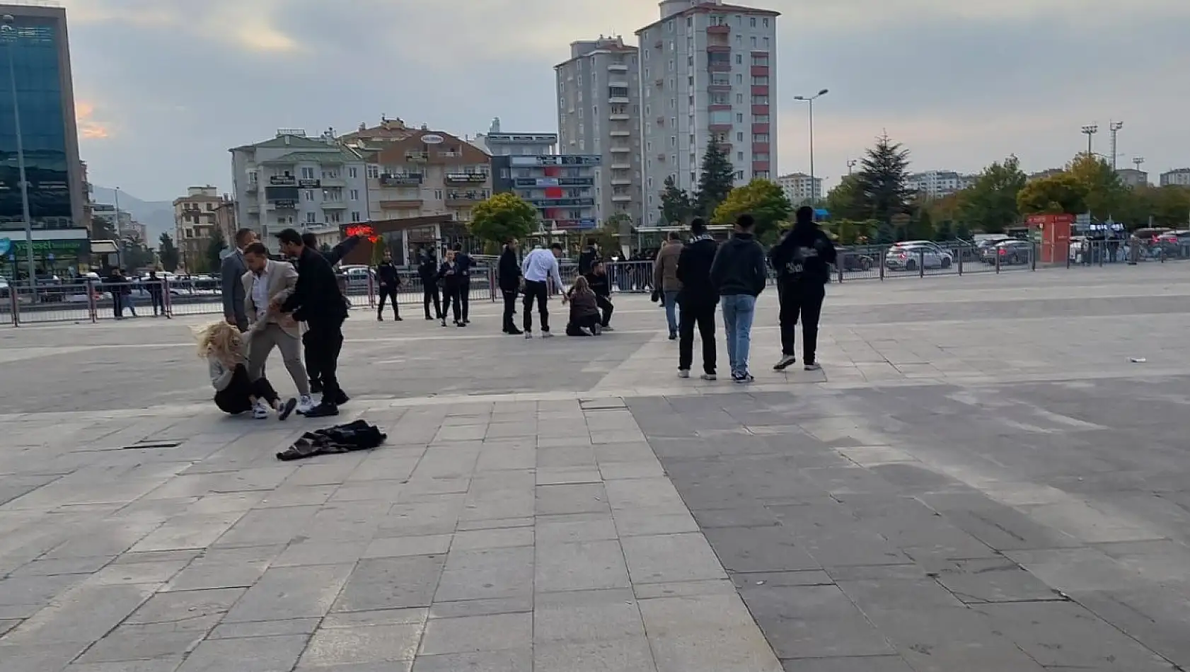 Cinsel saldırı davası sonrası taraflar adliye önünde birbirine girdi