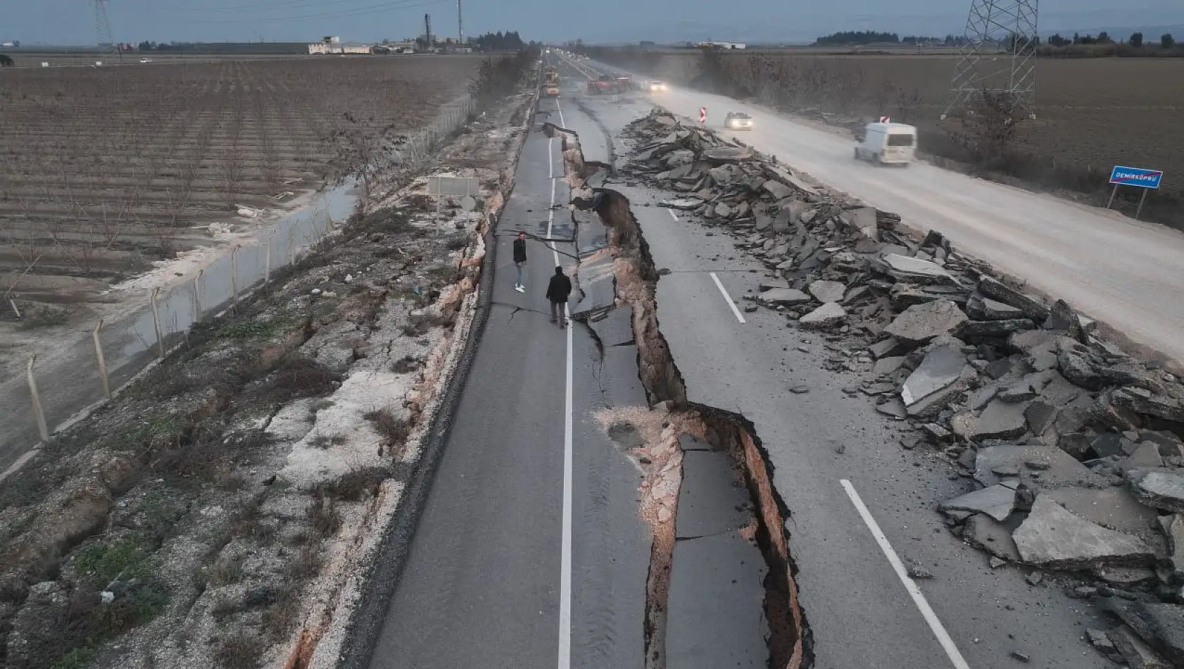 Deprem dev çukurlara sebep oldu