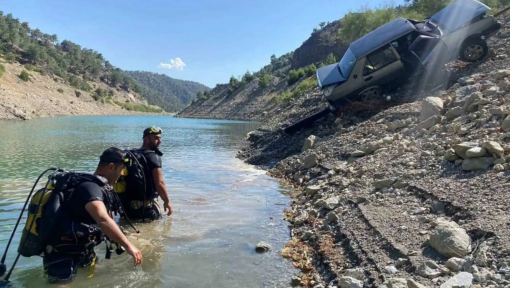 Otomobil baraj gölüne düştü