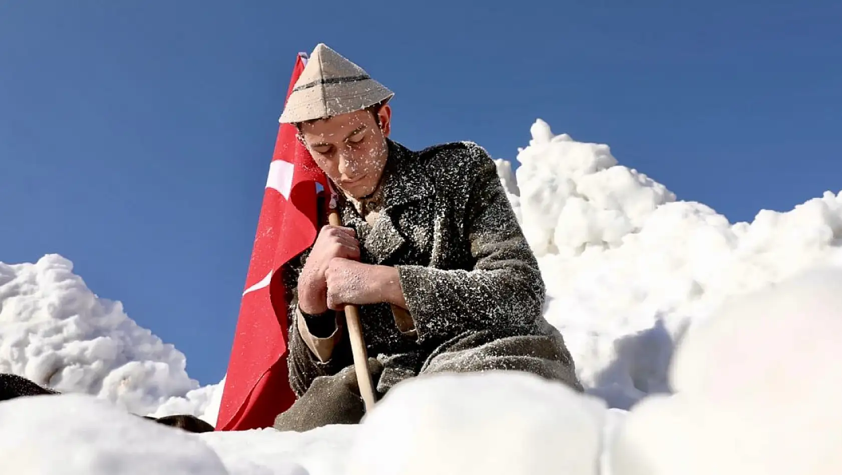 Erciyes'ten Cumhuriyet Meydanı'na kar taşıdılar