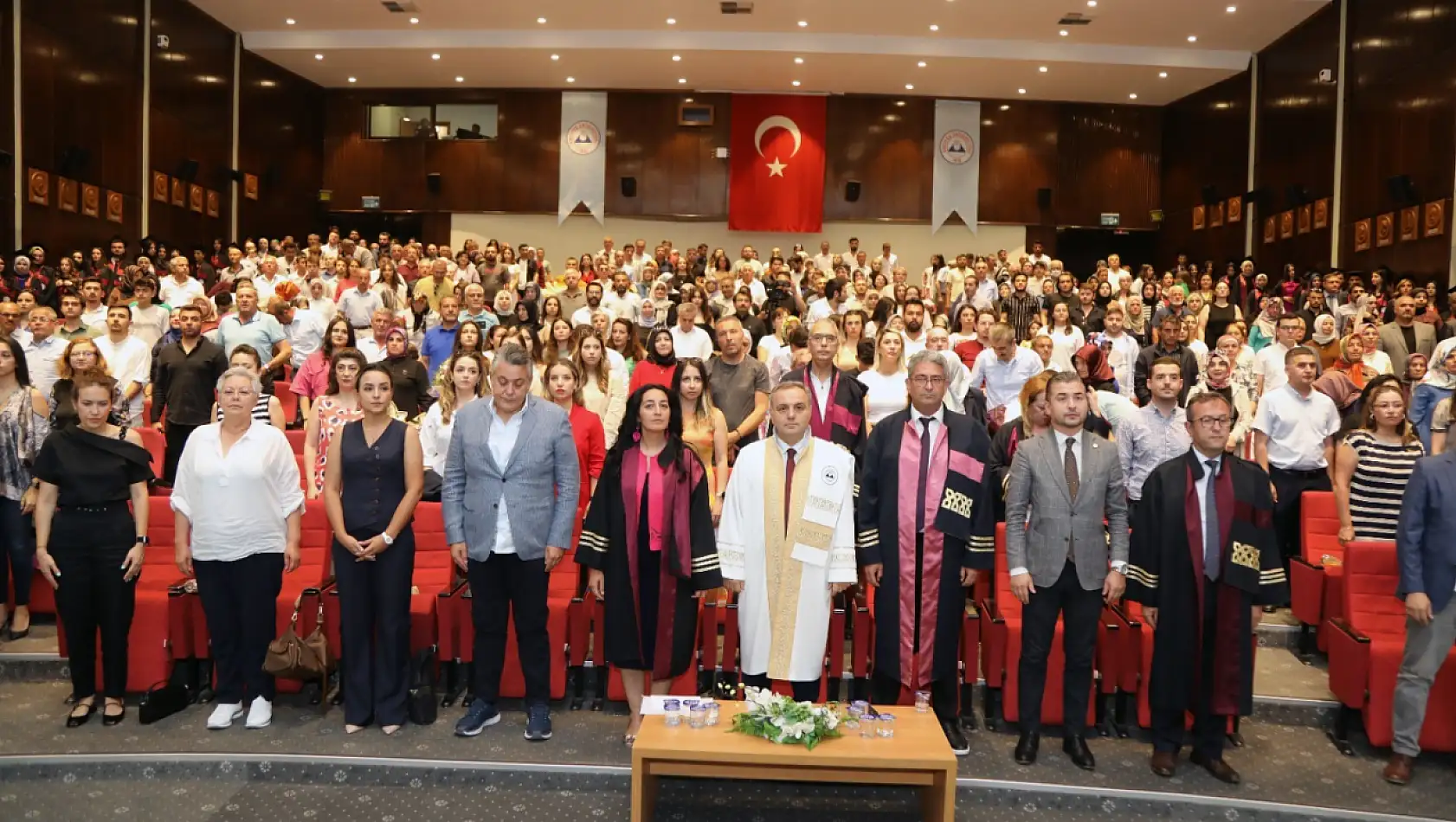 Erciyes Üniversitesi Eczacılık Fakültesi yeni mezunlarını verdi