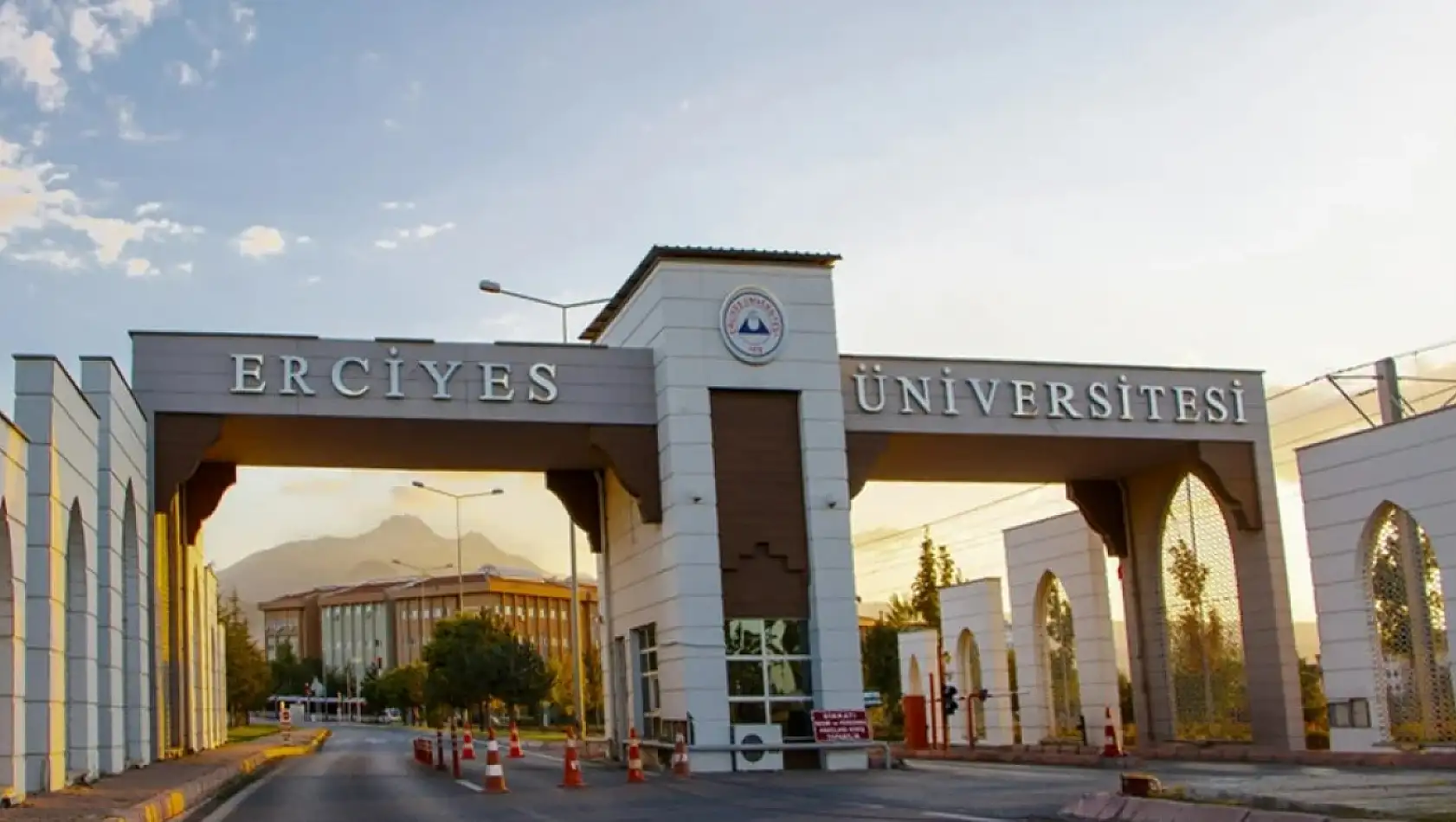 Erciyes Üniversitesi'nde otoparklar artık elektrik üretecek