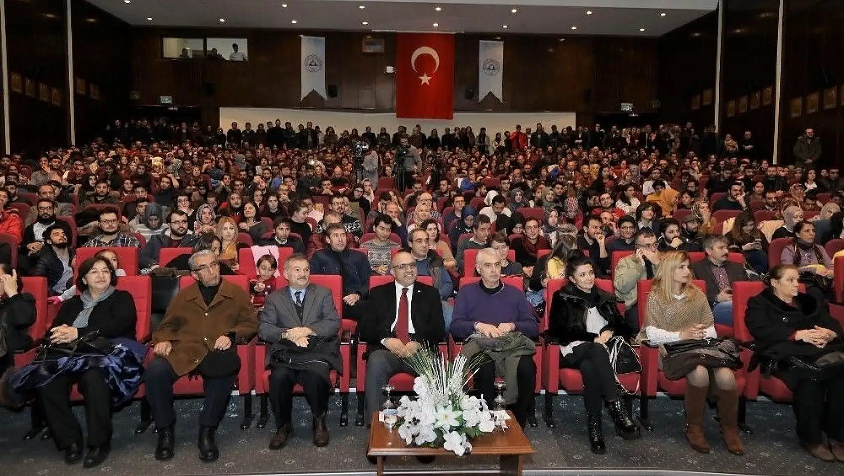 ERÜ'de THM Sanatçısı Cengiz Özkan Konser Verdi