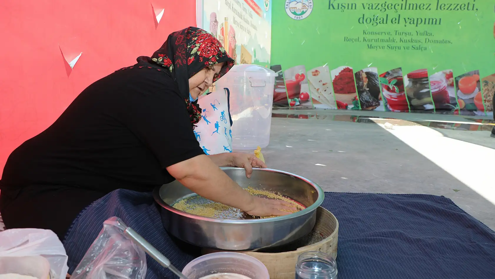 Ev hanımları bir araya geliyor! Salçalar kaynıyor, turşular kuruluyor