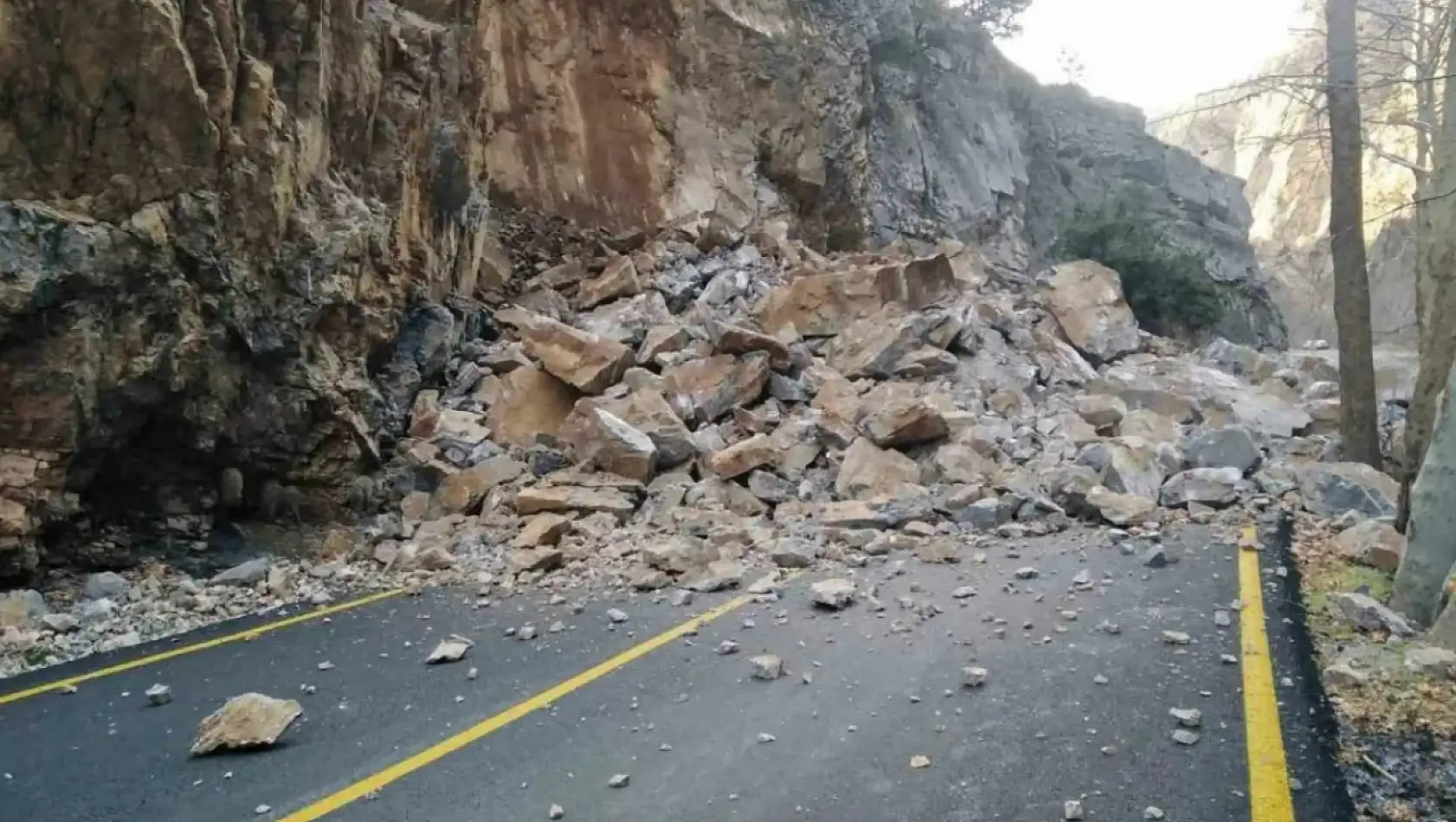 Flaş! Kayseri'de heyelan yolu trafiğe kapattı