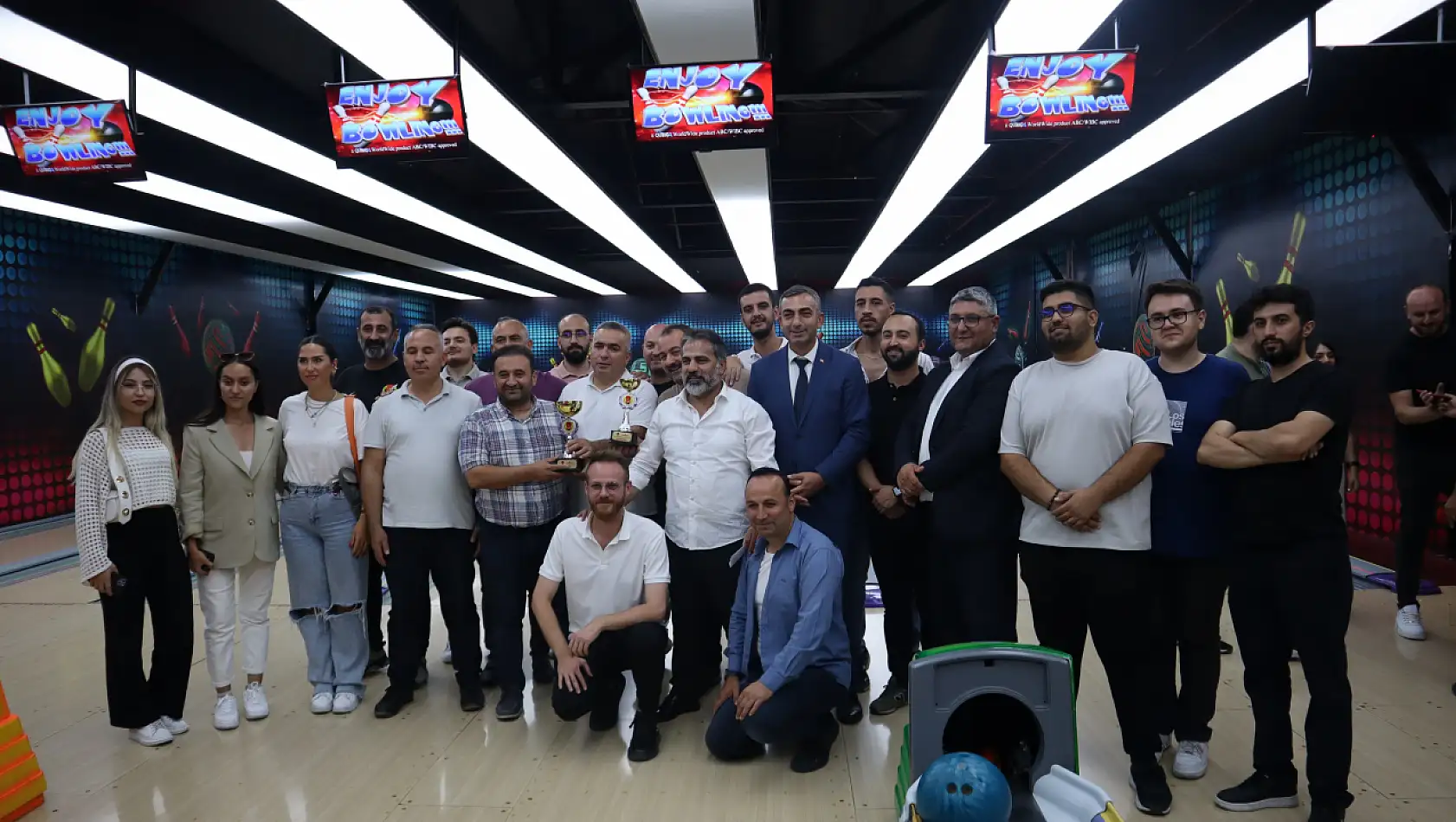 Gazeteciler bowling'de yarıştı