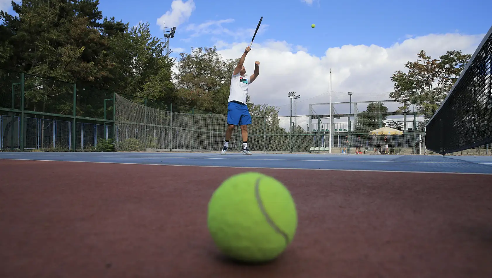 Hayat kurtaran eller, tenis kortlarında rakiplerini yeniyor