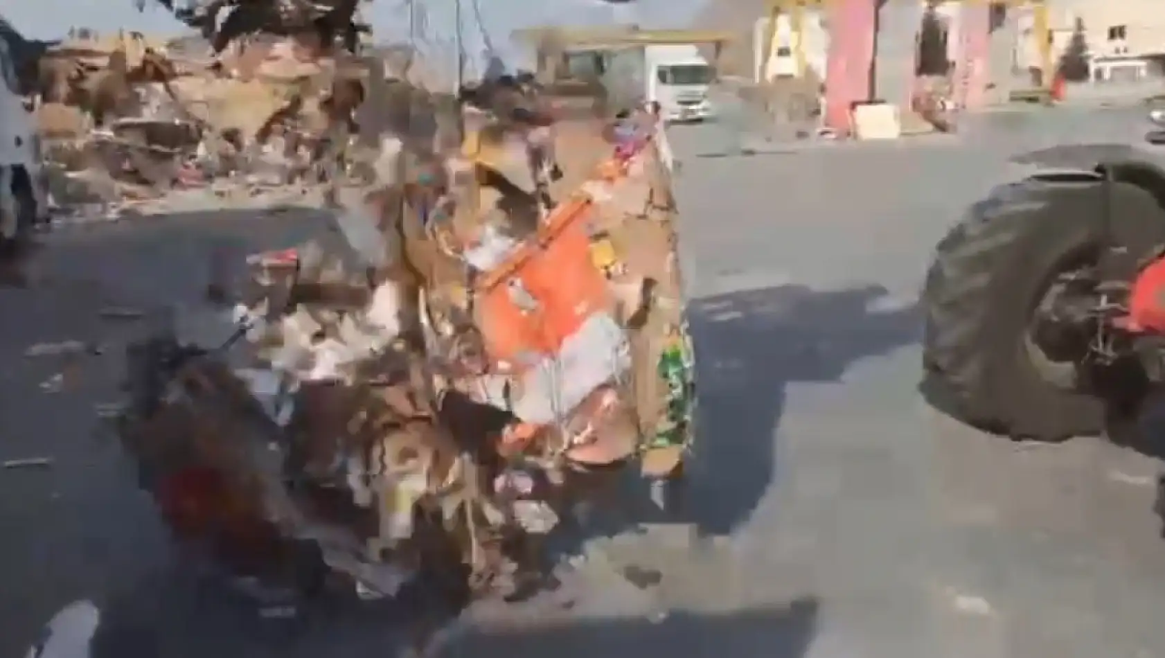 Hurda karton balyalarının arasından bakın neler çıktı!