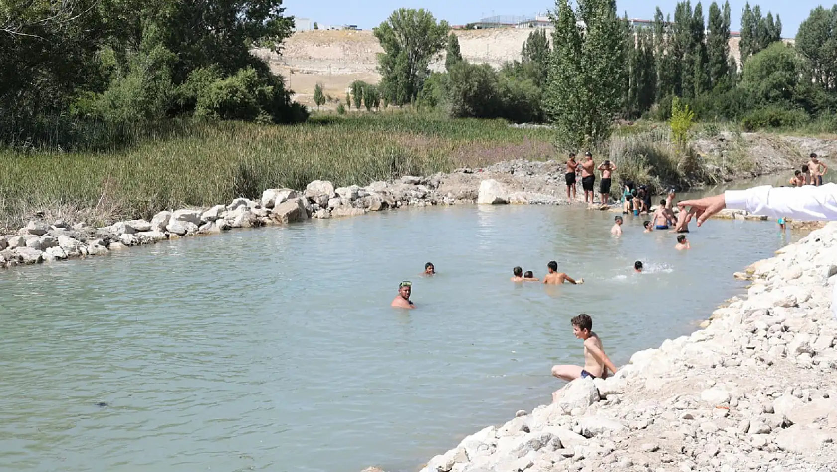 İşte Kayseri'nin yeni havuzu! Hafta sonu serinlemek için oraya akın ettiler