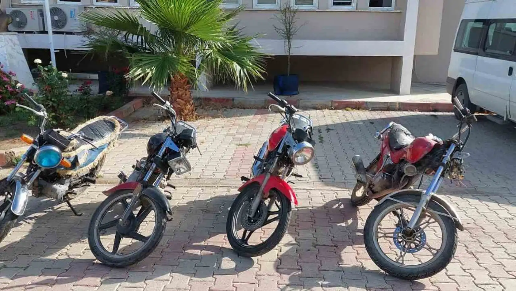 Jandarma 7 şahsı yakaladı, silah ve şaseleri silinmiş motosikletler ele geçirildi