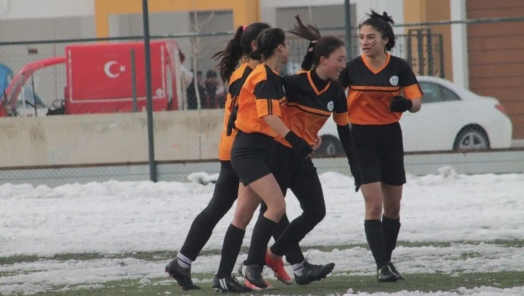 Kadınlar Futbol Ligi: Anadolu Yıldızları: 4 - Mezitli Mercanspor: 1