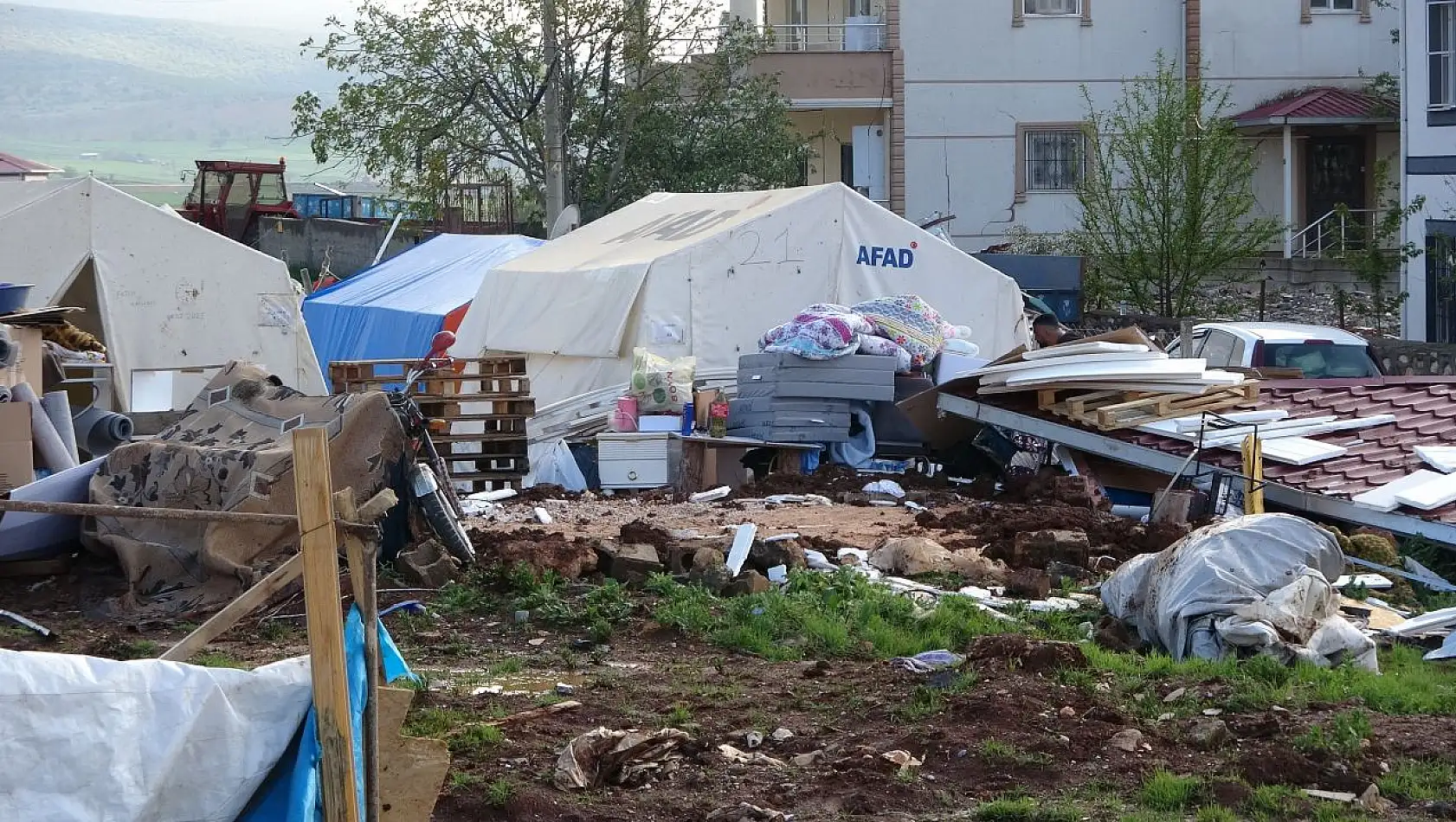 Kahramanmaraş'ın Pazarcık ilçesini fırtına vurdu