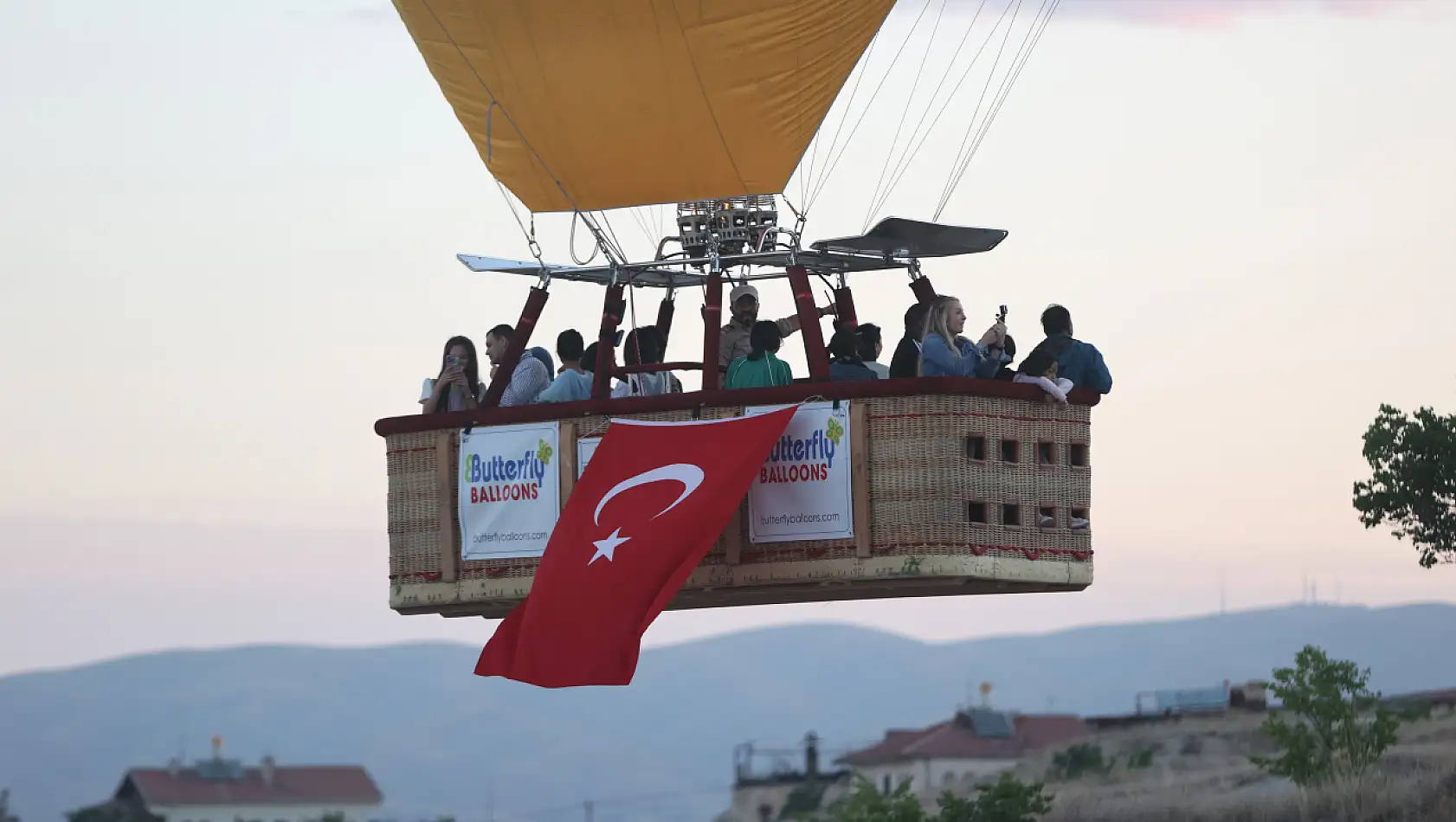 Kalp figürlü sıcak hava balonu gökyüzünde şehit Halisdemir'i anlattı