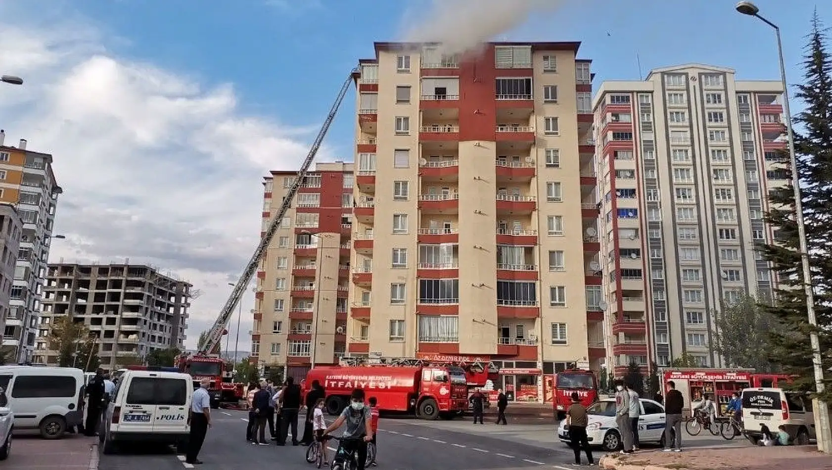 15 KATLI BİNANIN ÇATISINDA ÇIKAN YANGIN KORKUTTU