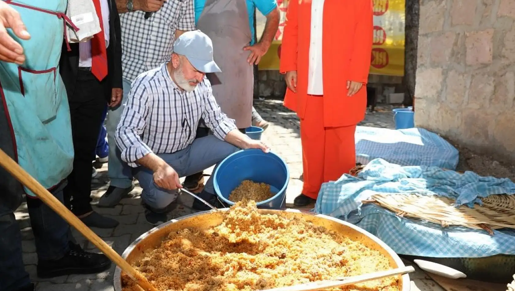 Kavurma eşliğinde pilav dağıttı