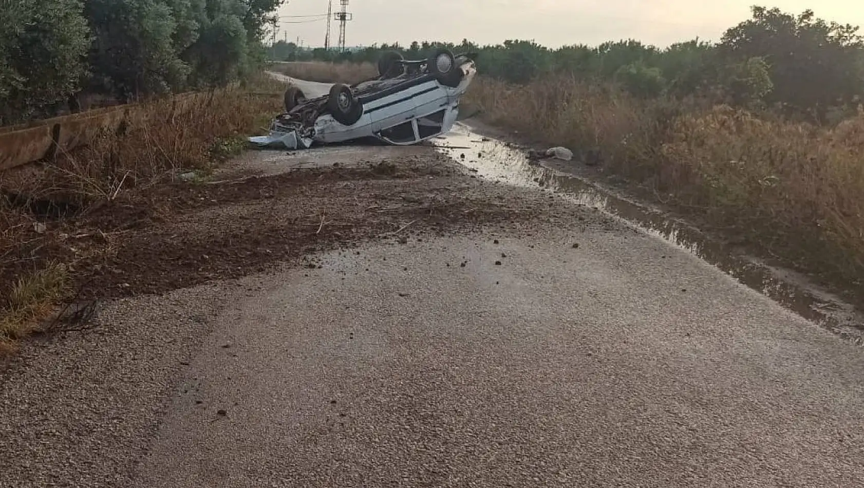 Yağmurun getirdiği felaket! Araç takla attı