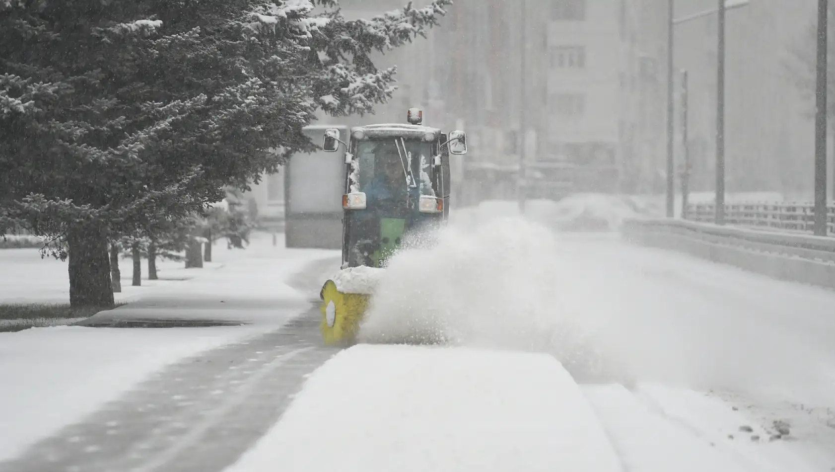 Kayseri Büyükşehir 421 personel, 156 araçla sahada