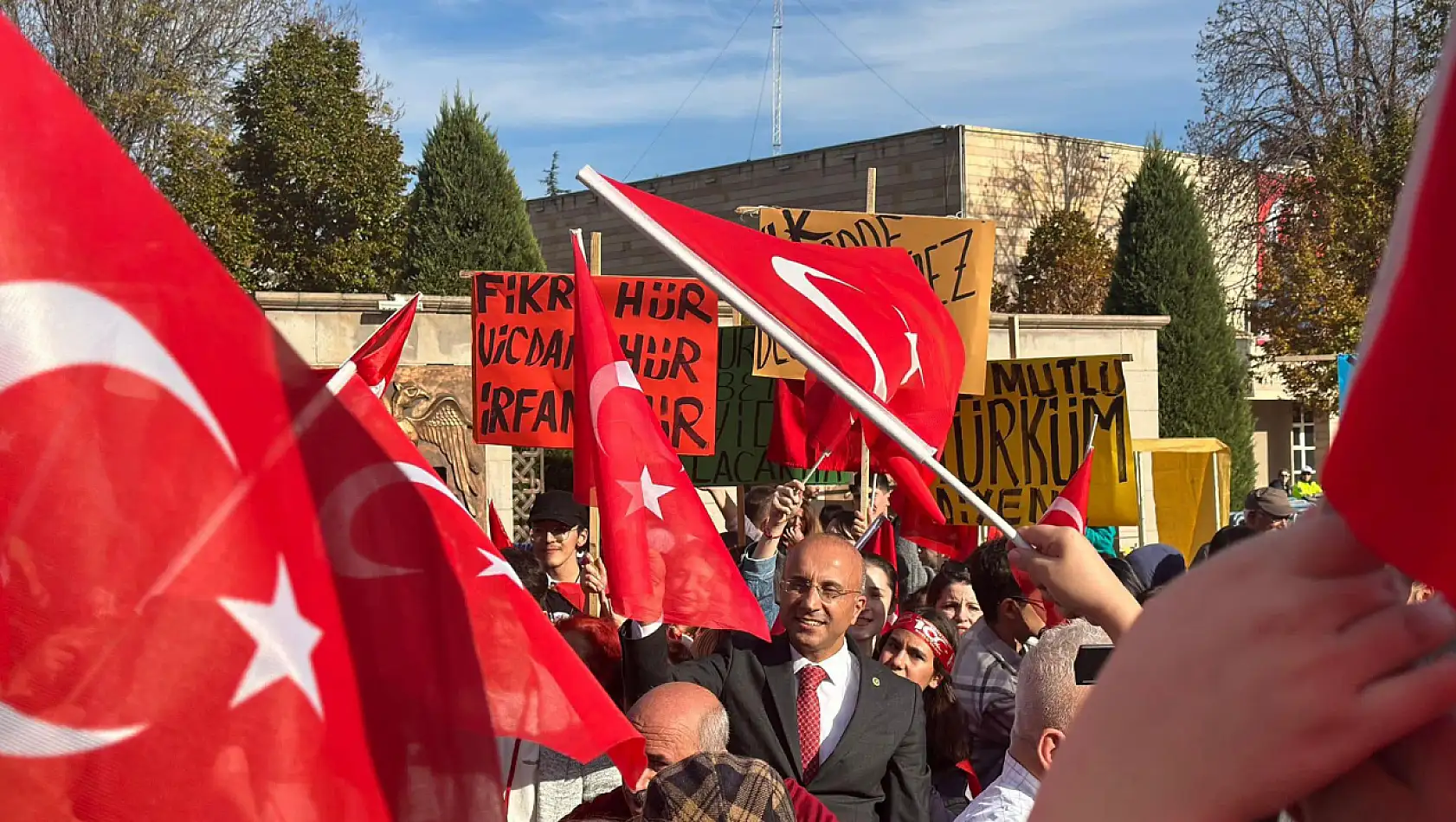 Kayseri Cumhuriyet Meydanı'ndan renkli görüntüler...