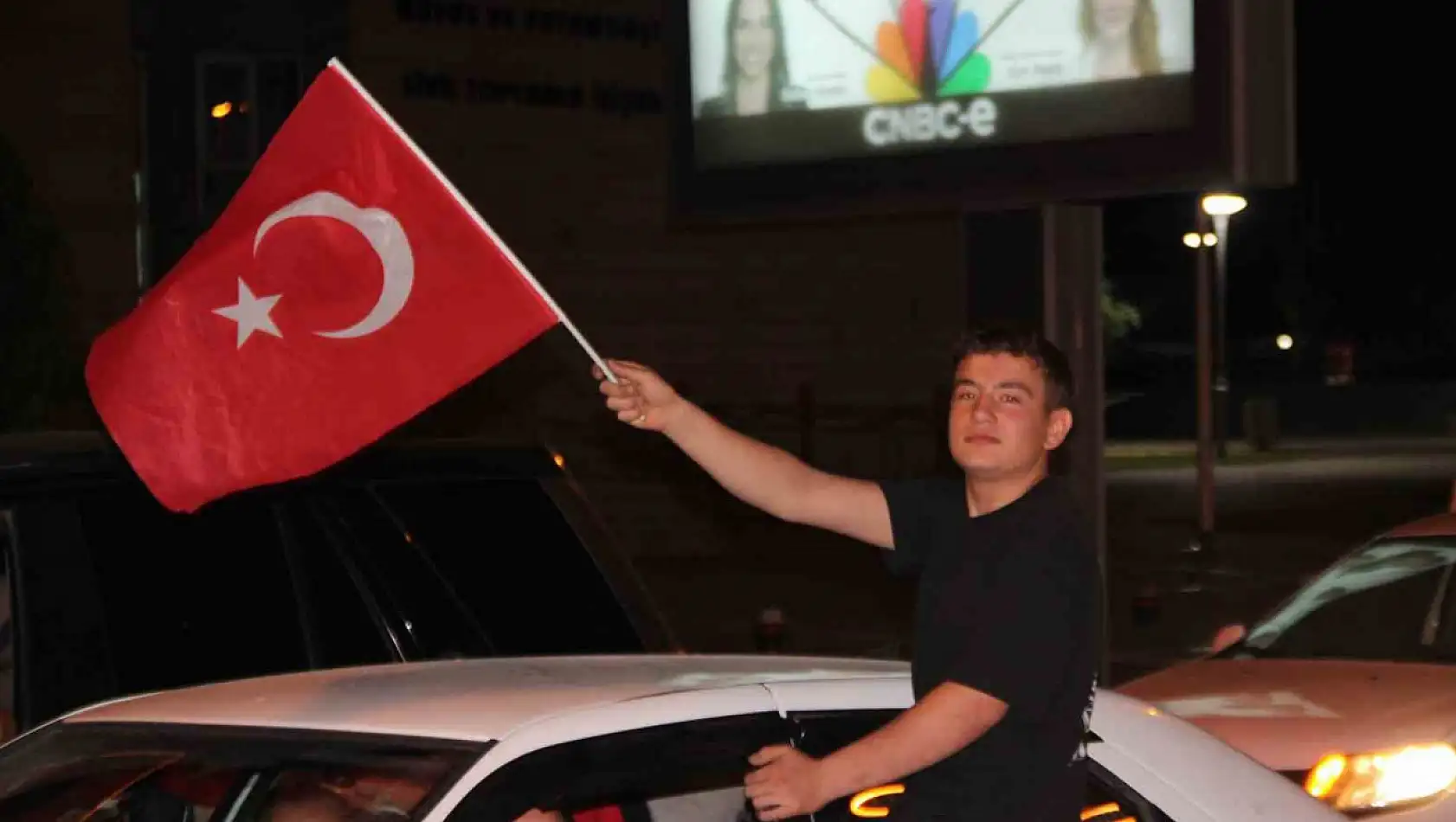 Kayseri'de 'coşku sokaklara taştı