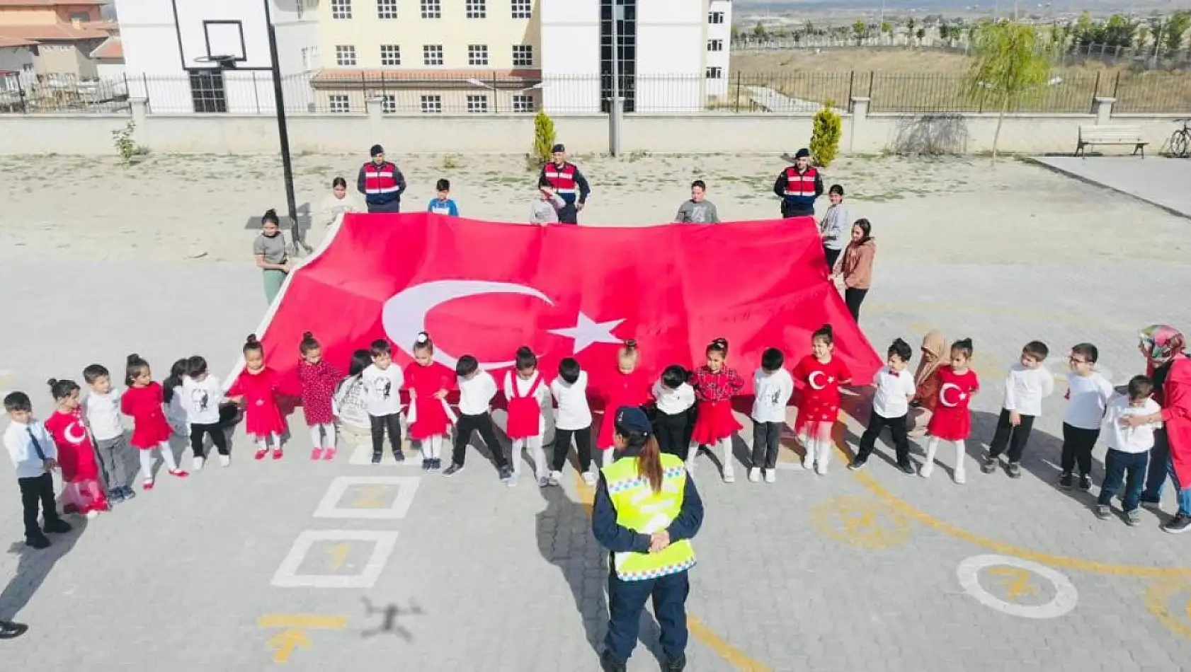 Kayseri'de 270 öğrenciden '100. Yıl Gösterisi'