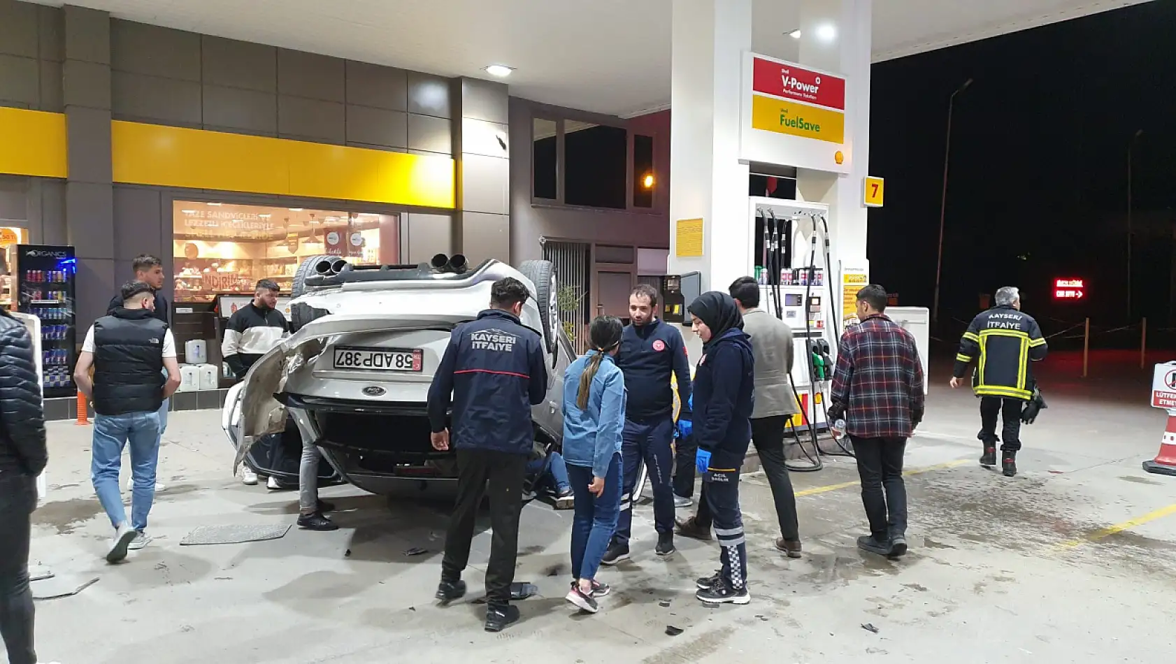 Kayseri'de faciadan dönüldü: Otomobil benzin istasyonunda takla attı