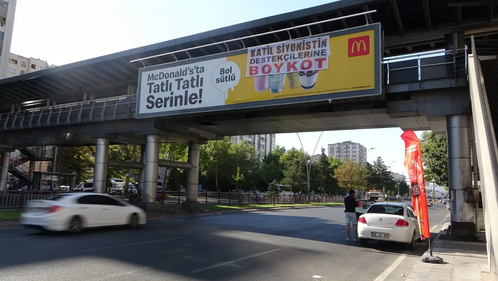 Kayseri'nin en işlek bulvarındaki reklamın üzerine bakın ne asıldı!