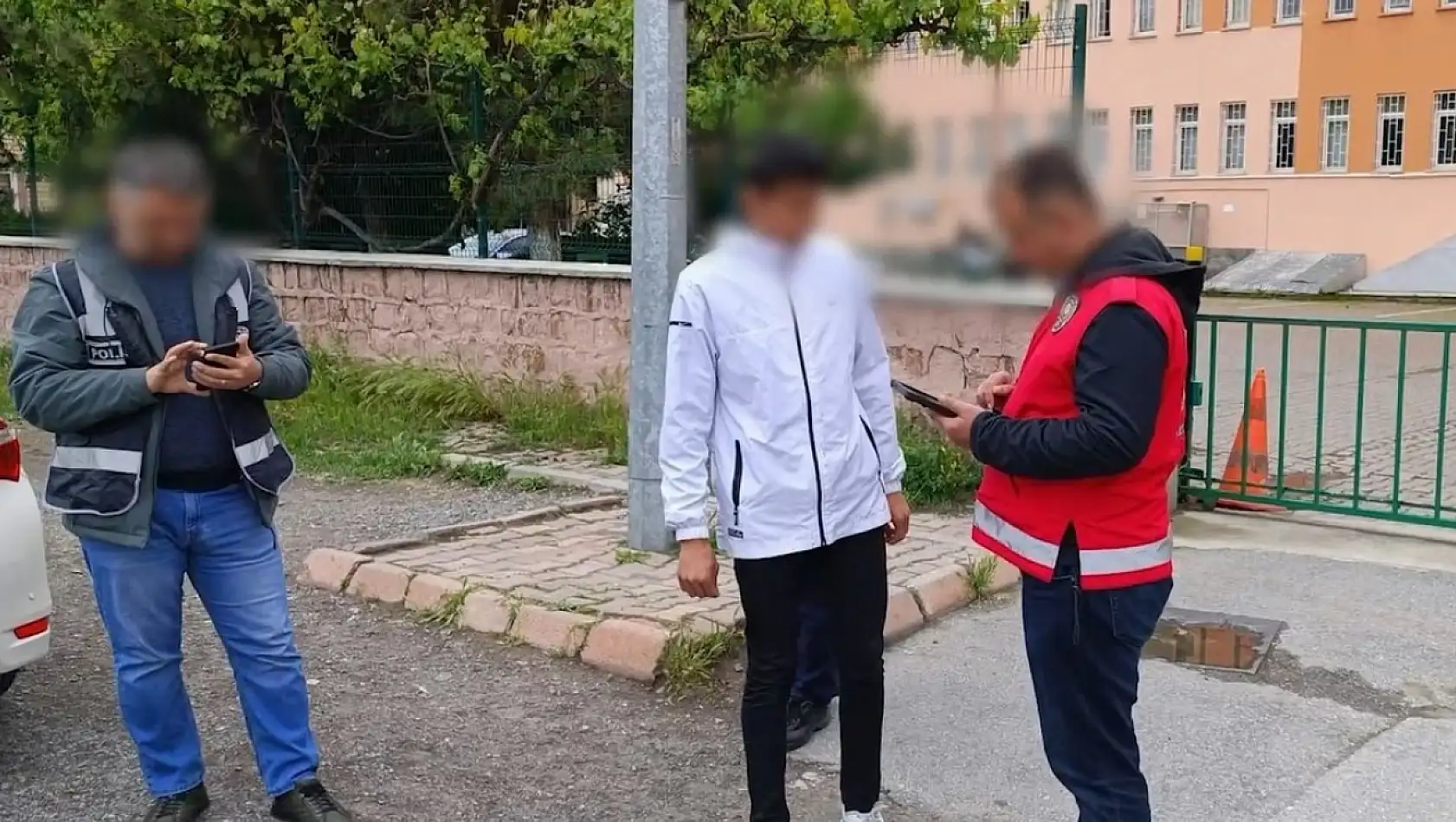 Kayseri polisinden çocuklara sigara satanlara operasyon