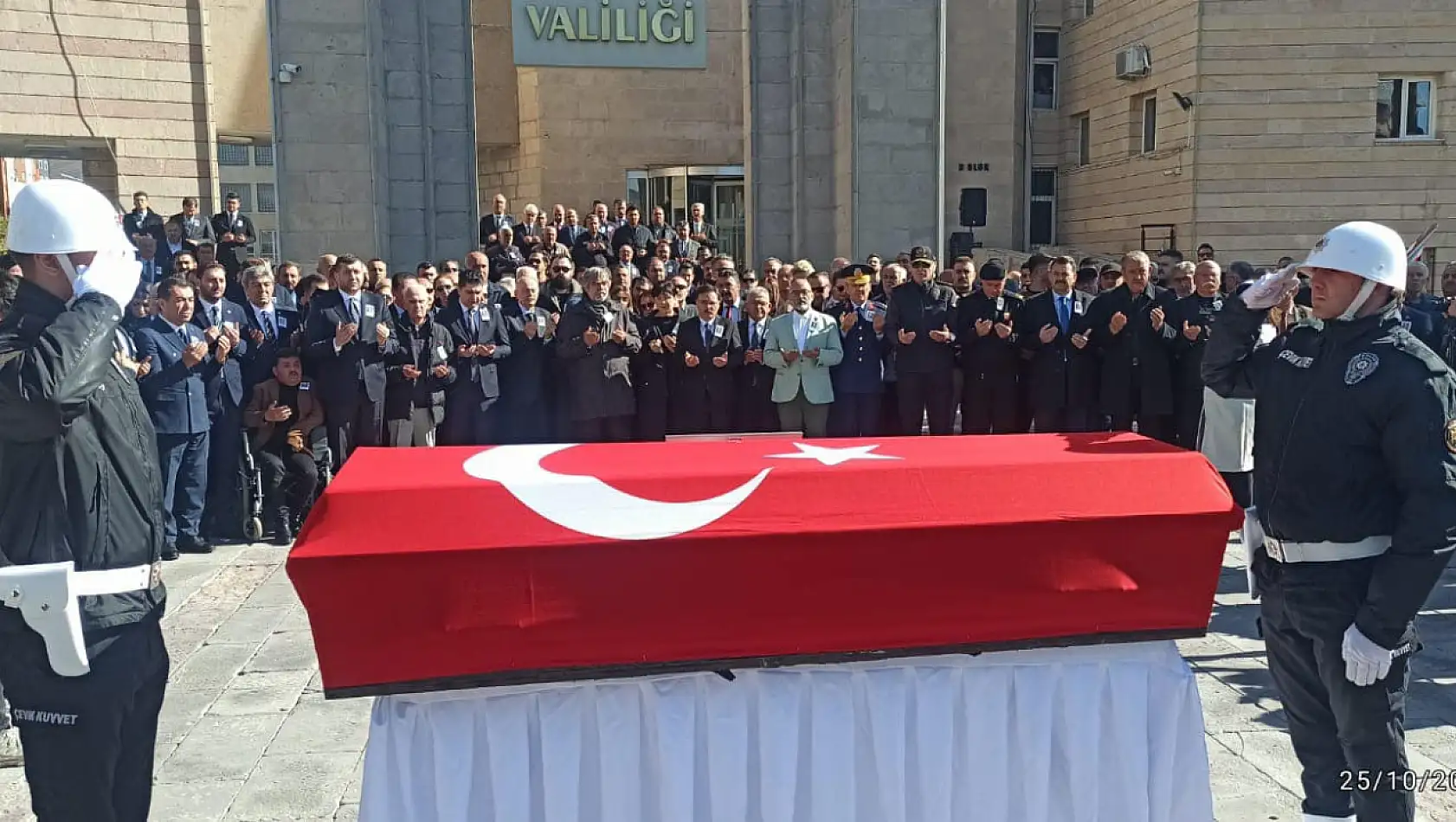 Kayseri Valiliği önünde hayatını kaybeden eski Bakan için tören yapıldı