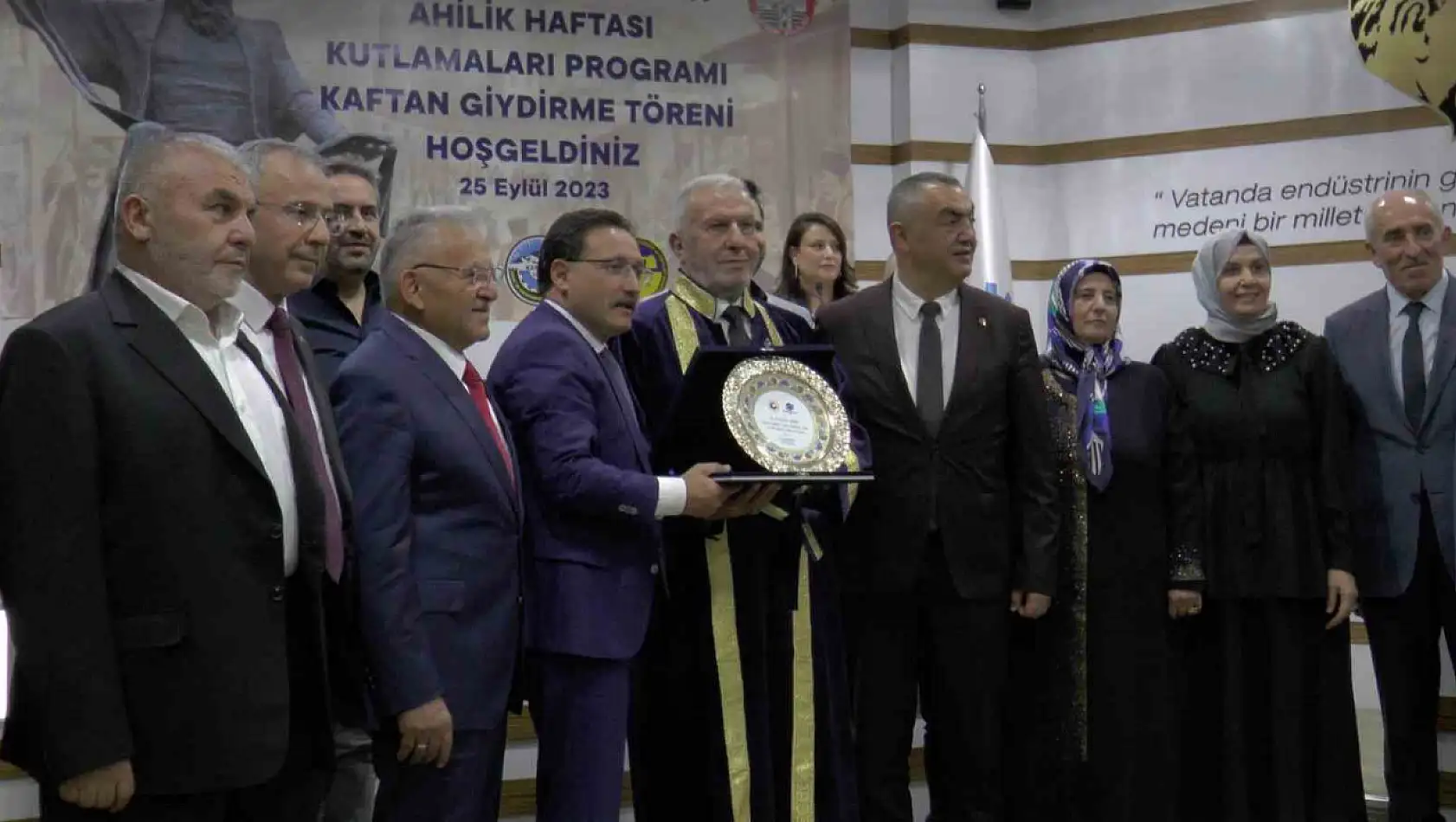 Yılın ahisi Necmettin Bakır'a kaftan giydirildi