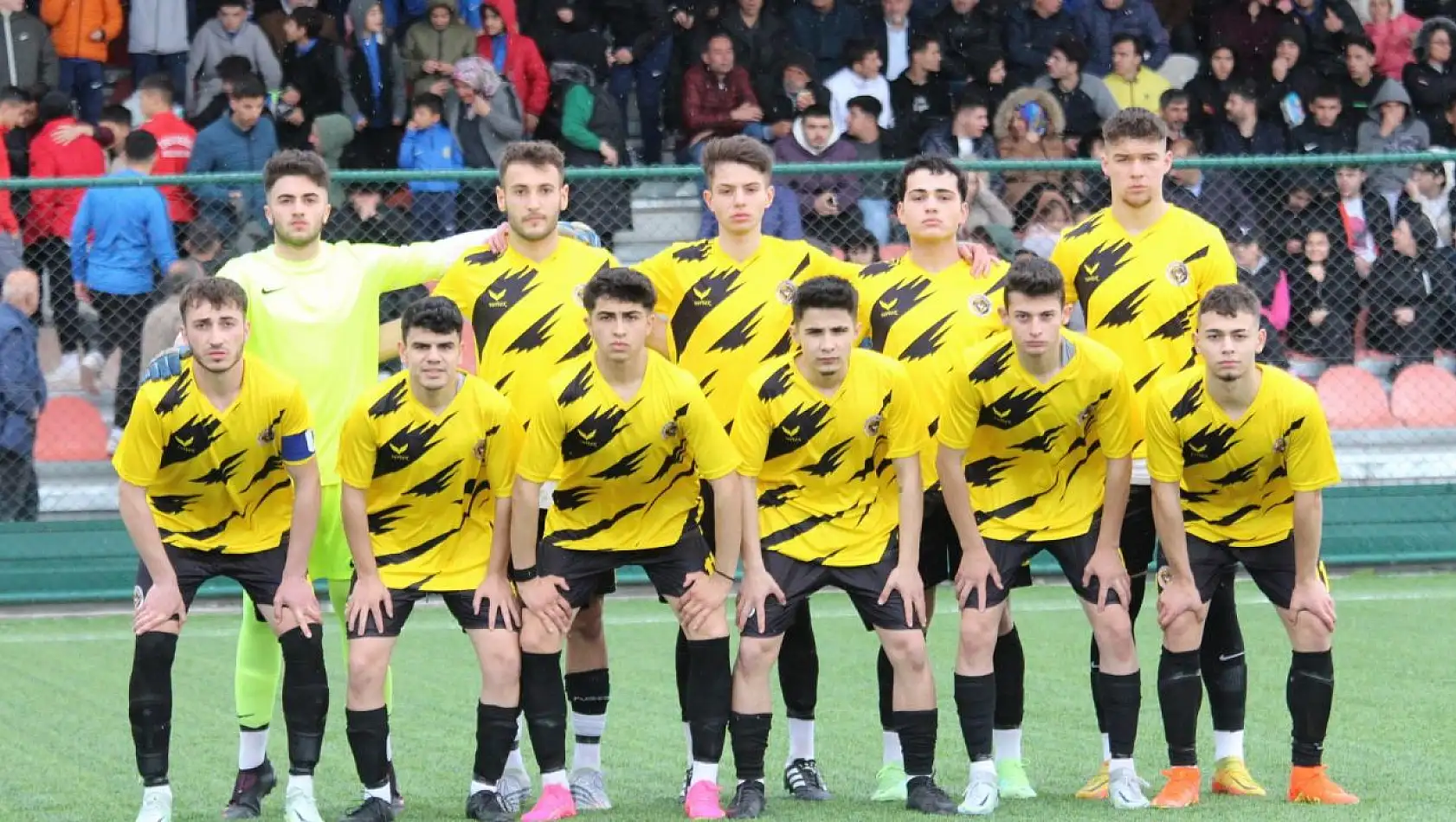 Kocasinan Şimşekspor U18 takımı Kayseri şampiyonu oldu