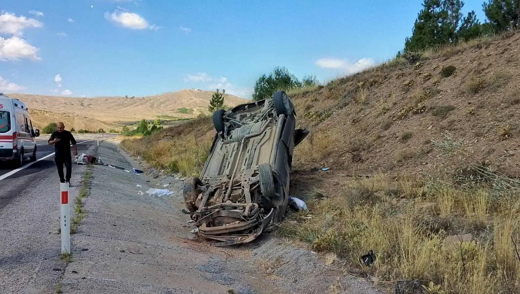 Kontrolden çıkan hafif ticari araç takla attı