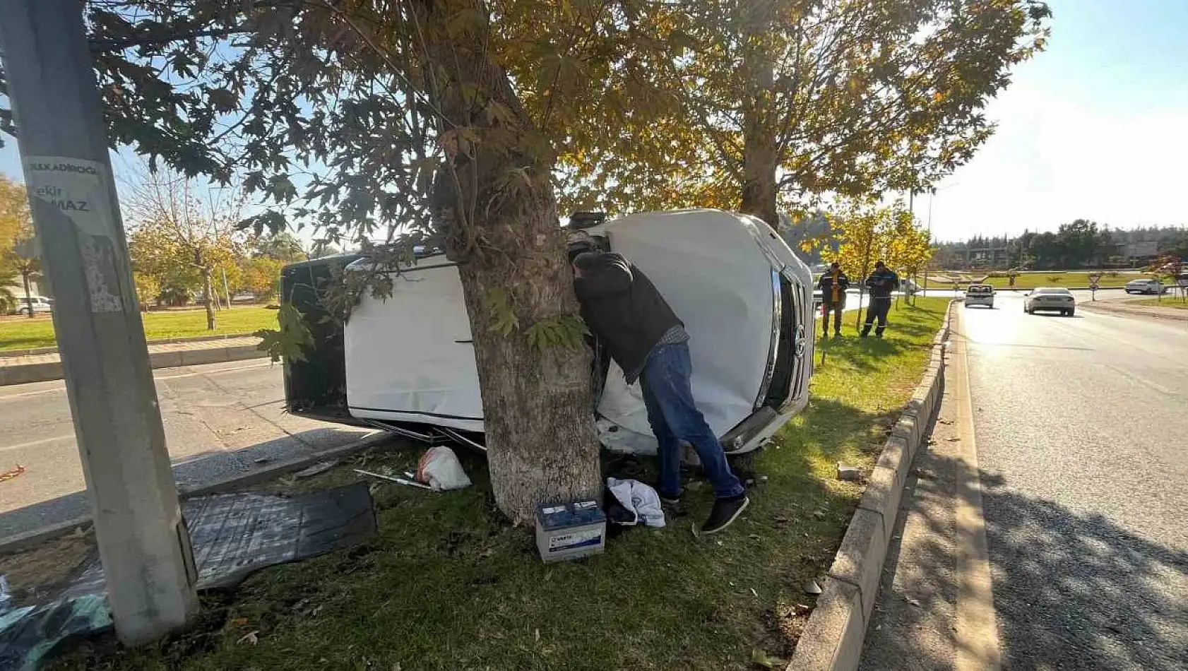 Kontrolden çıkan kamyonet refüje çıktı