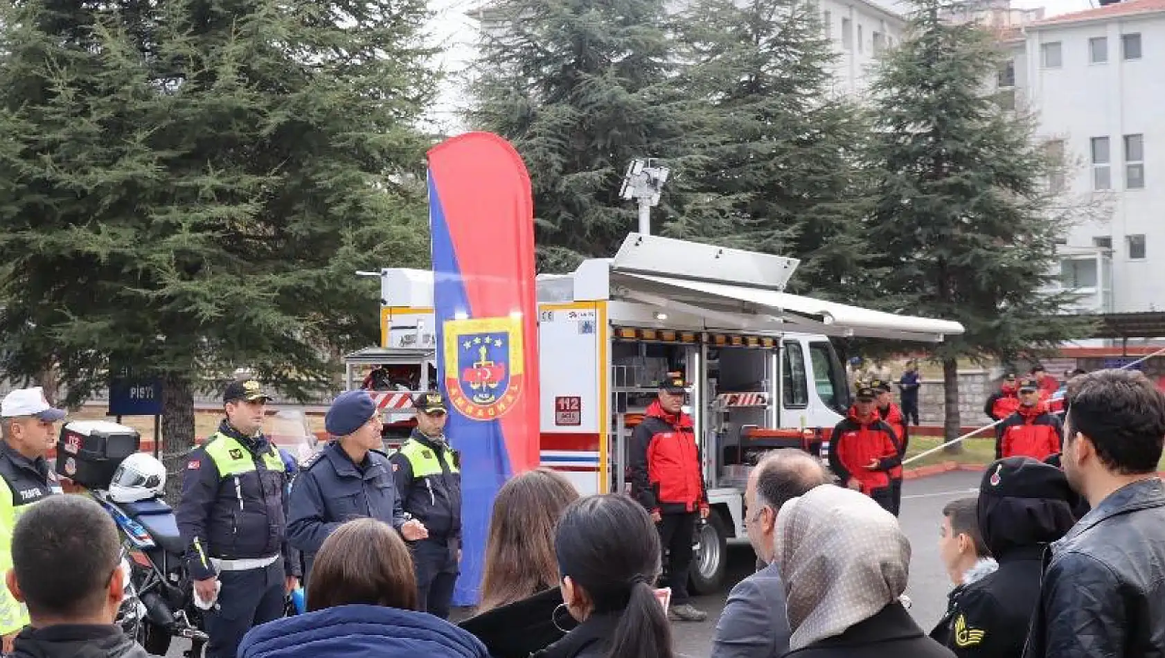 Koruma altındaki çocuklardan jandarmaya anlamlı ziyaret