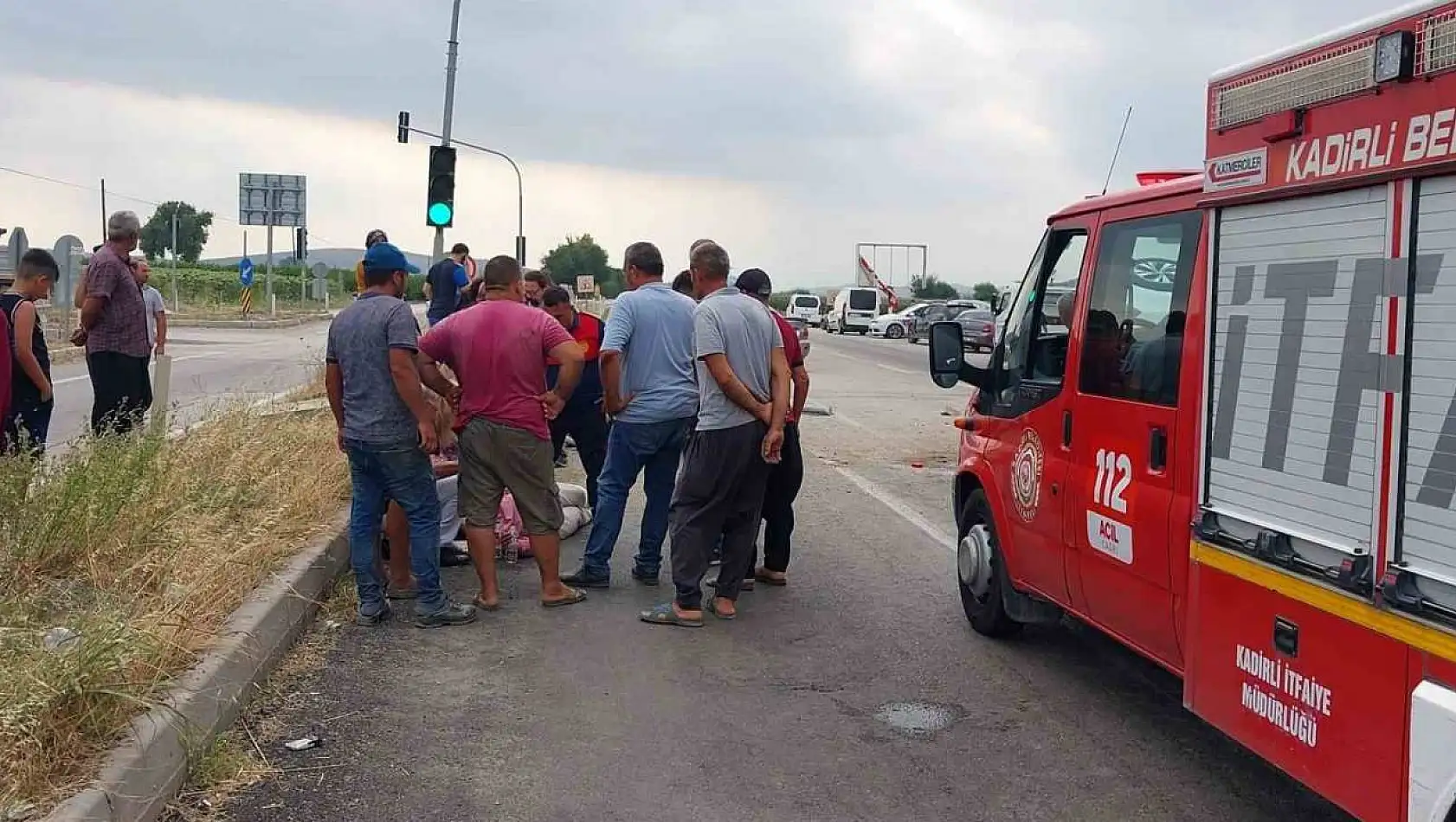 Sürücü trafik ışıklarına çarptı: 3 yaralı