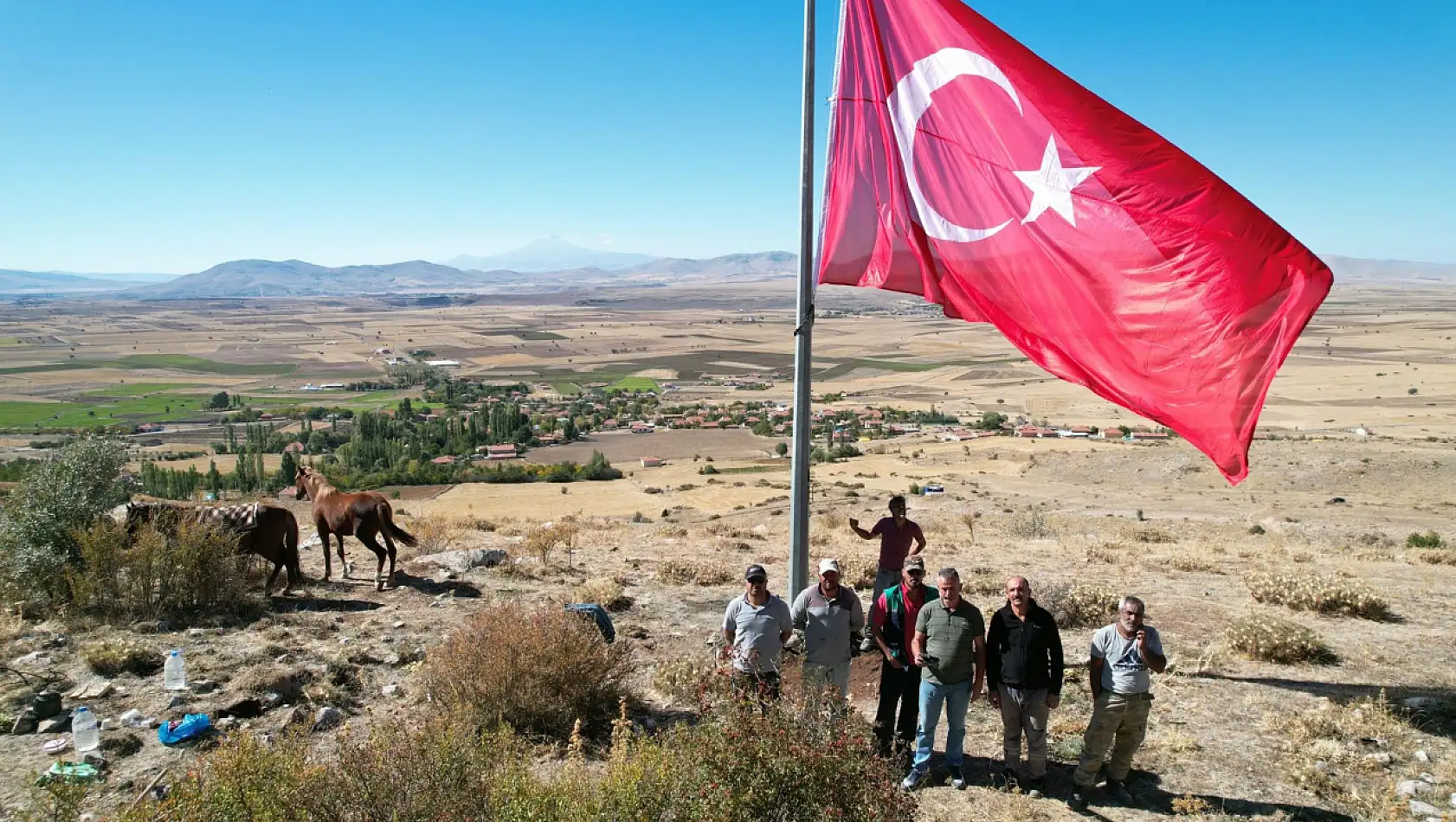 Mahallenin zirvesine dev Türk Bayrağını astılar