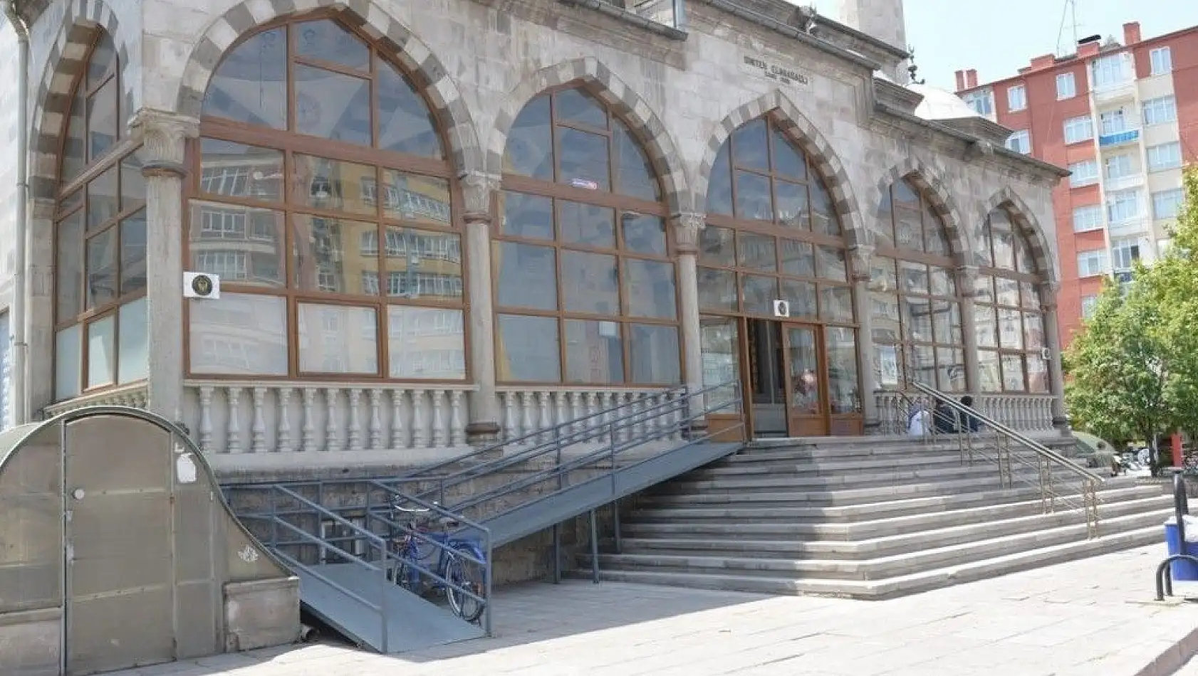 Melikgazi Belediyesi camilere engelli rampası yapıyor
