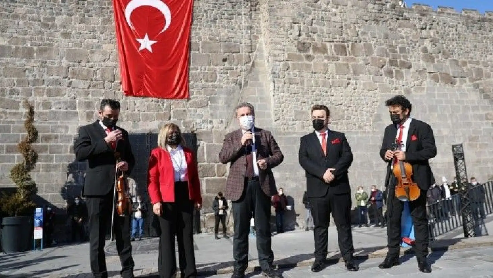 Melikgazi'de 100. yıl anısına İstiklal Ruhu Tarihi Kale'den yankılandı