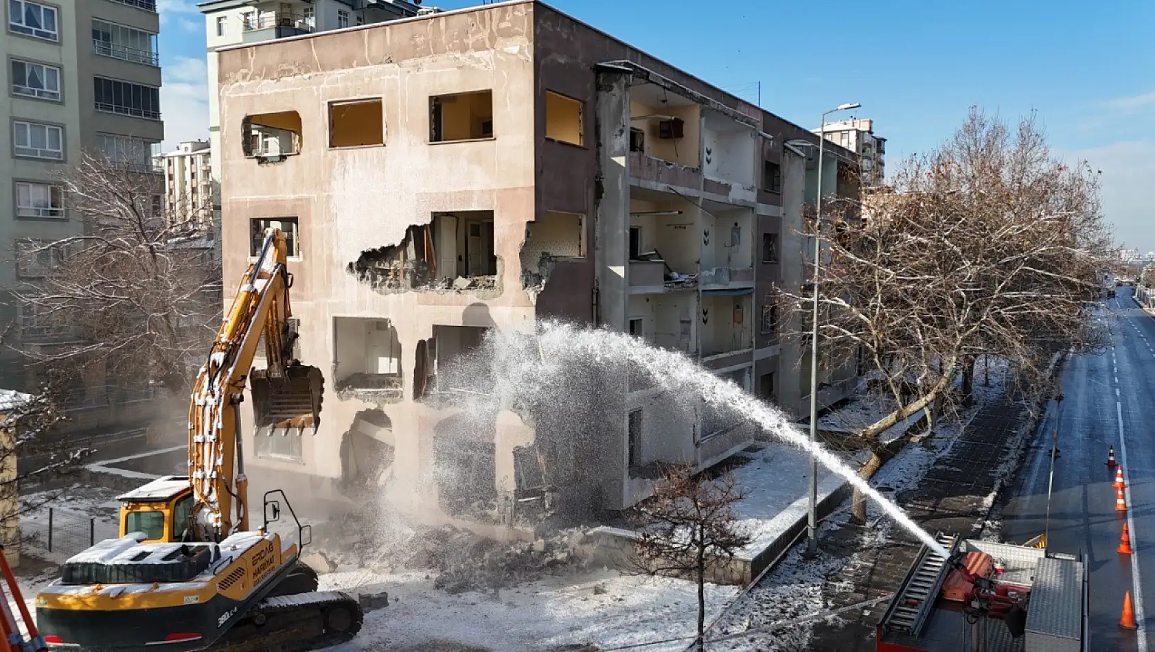 Melikgazi'de 65 yıllık binalar yıkılıyor